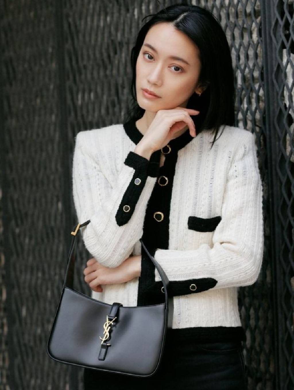 YSL le 5 à 7 Hobo Bag กระเป๋าสะพายไหล่ดีเทลหรู ฮอตไม่หยุด ฉ่ำสุดตัวแม่ คลาสสิค ดีเทลหรู สวยครบทุกมุมตอบโจทย์ทุกไลฟ์สไตล์ ใช้งานได้ง่ายและสะดวก หนังเรียบสวยน้ำหนักเบา คมชัด ดูแพงที่สุด