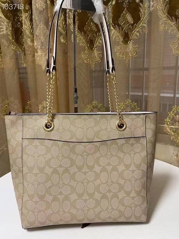 COACH Tote in Signature Canvas Bag กระเป๋าสะพายทรงช้อปปิ้ง สายกระเป๋าเป็นหนังสลับโซ่ทองสวยงาม เพิ่มความหรูหรา ภายในโล่งกว้างใส่ของได้เยอะมาก วัสดุ Canvas เคลือบลายซิกเนเจอร์และหนัง พร้อมซิปกลางเก็บของได้มิดชิดเลยค่ะ มี 3 สี น้ำตาล ดำ ขาว
