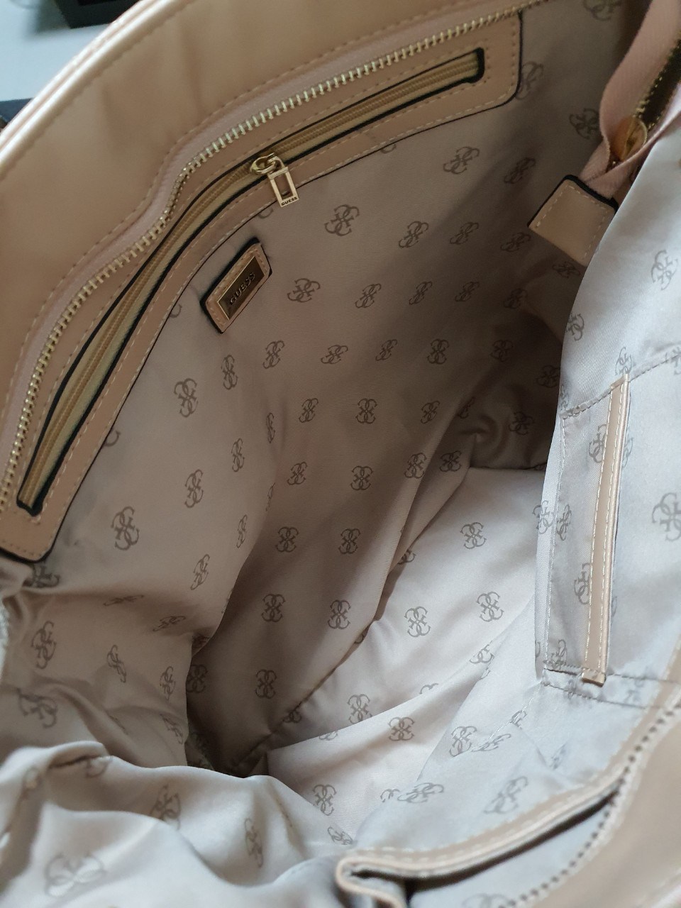 ของแท้ 💯% GUESS WOMEN'S CESSILY TOTE FLAP BAG ของแท้ กระเป๋าสะพายทรง SHOPPING BAG หนัง PU หนังนิ่มสีดำเล่นลายเหลือบกลิตเตอร์ ด้านหน้าประดับโลโก้สีแบรนด์