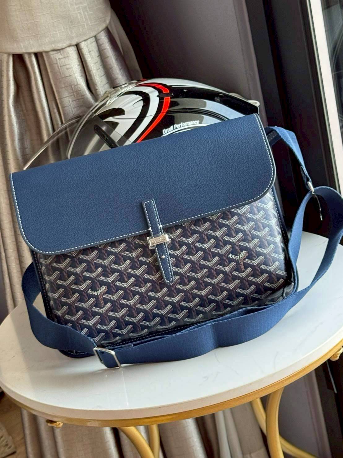 ORI หนังแท้ | Goyard Coursier Messenger bag กระเป๋าทรงแมสเซ็นเจอร์ดีไซน์ใหม่เพรียวบาง น้ําหนักเบากะทัดรัด ภายในมีช่องหลักขนาดใหญ่และกระเป๋า มีช่องด้านหลังสําหรับจัดเก็บสิ่งจําเป็นในชีวิตประจําวัน