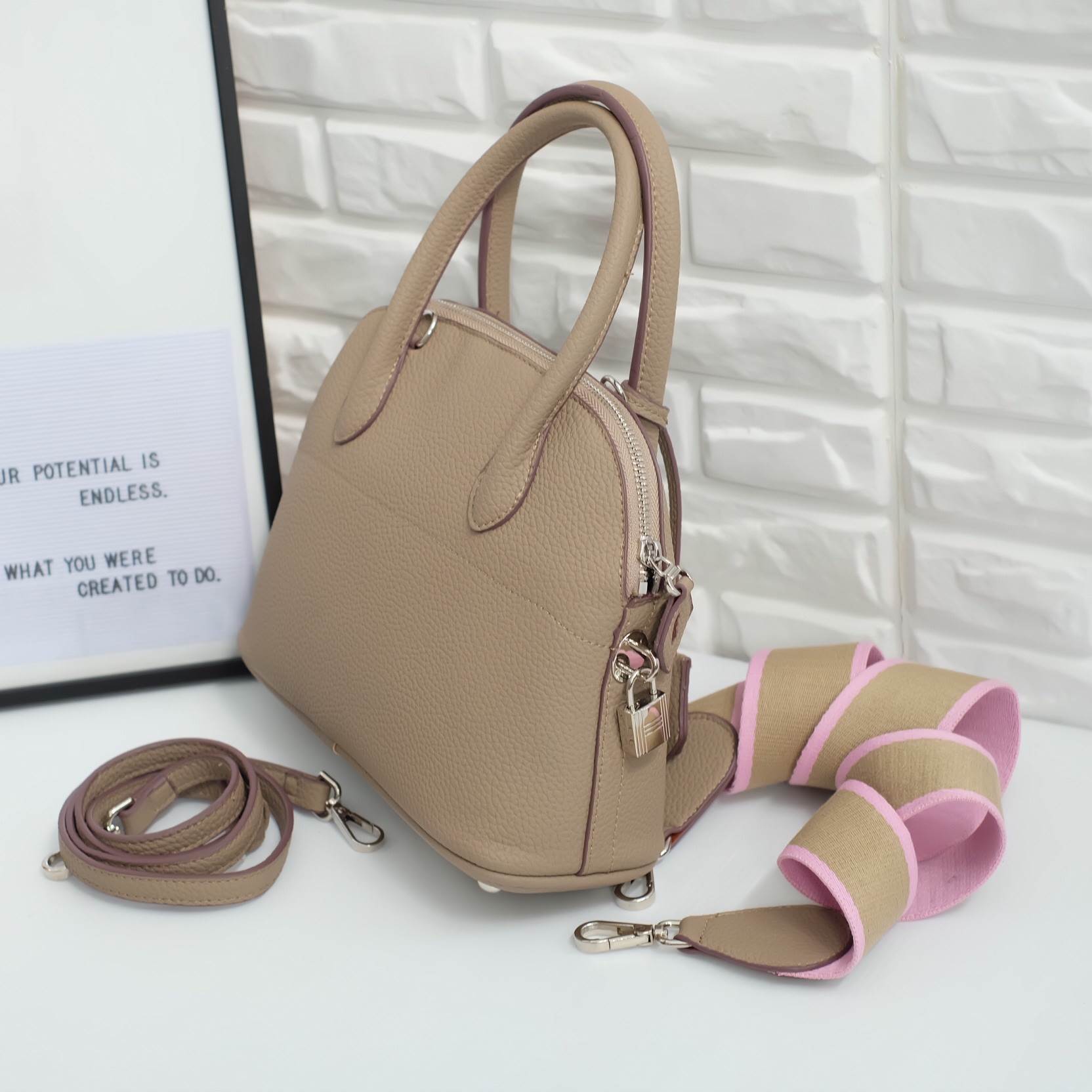 รุ่นใหม่ล่าสุด ' KEEP Tempa handbag ทรง alma สุด Hot หยิบมาใช้เมื่อไหร่ก้อไม่มี Out แน่นอน !! **จุดเด่นที่ > ลายหนังสวย - หรู >เนื้อ matte น้ำหนักเบา ถือสะพายเข้าง่ายกับทุกชุด >ขนาดกระเป๋ากำลังดีคะ ใส่ กปต ยาว มือถือได้ ไม่เล็ก ไม่ใหญ่เกินไป