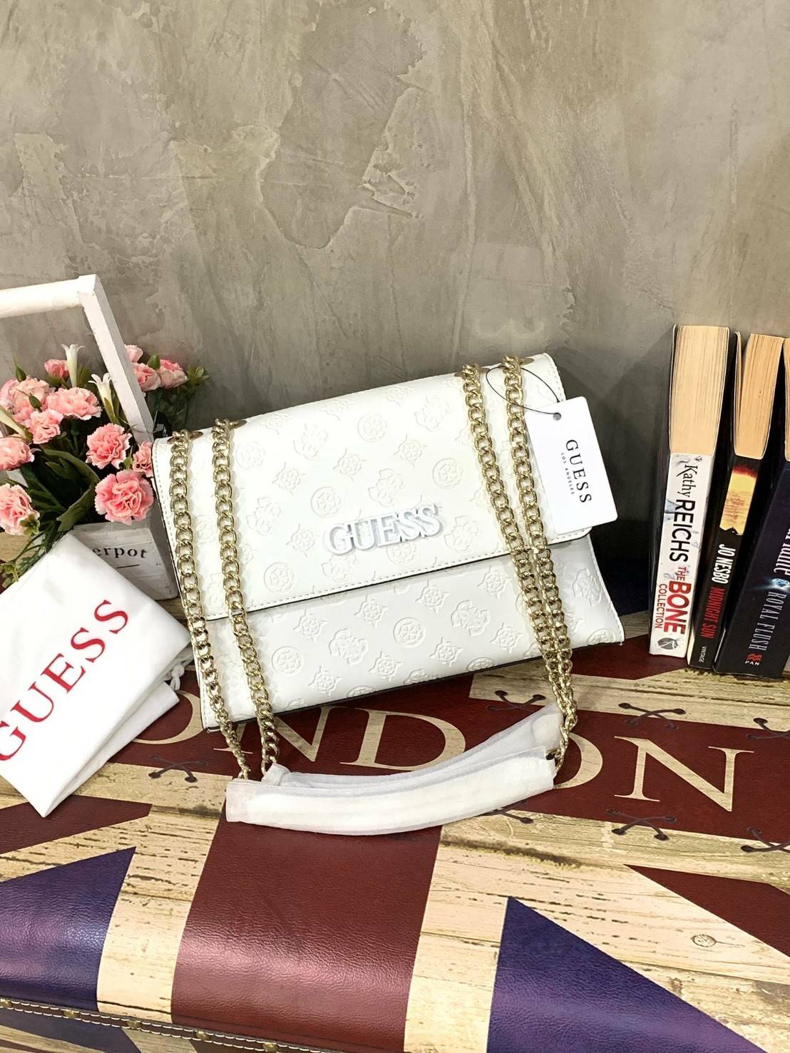 💕GUESS JANELLE CONVERTIBLE CROSSBODY BAG กระเป๋าสะพายข้างรุ่นใหม่ชนช้อปจากGuess สะพายได้ทั้งสายคู่และสายเดี่ยว สายสะพายโซ่ต่อหนังไม่เจ็บบ่า โลโก้ด้านหน้าตัวนูนเด่นชัด วัสดุหนังpu ลาย signature รอบใบ เปิดปิดด้วยกระดุมแม่เหล็กและซิป ภายในมีช่องซิปให