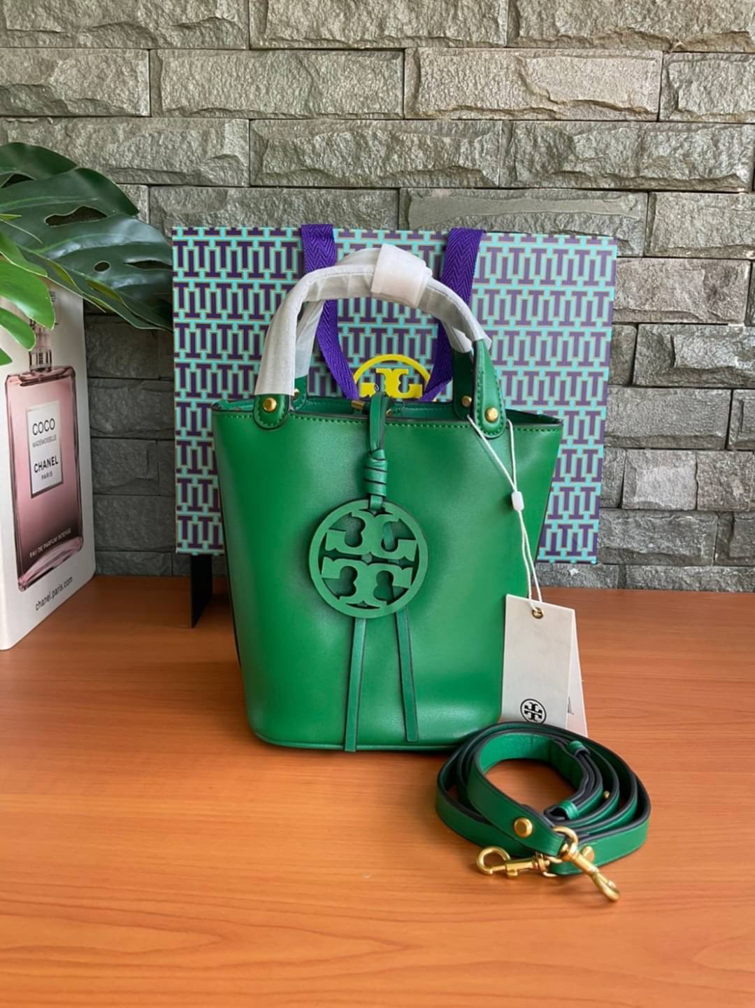 TORY BURCH LEATHER BUCKET BAG MILLER MINI BAG รุ่น 55222 กระเป๋าสะพาย Crossbody ทรงถังสวยสุดฮิต เป็นรูปทรงใหม่
