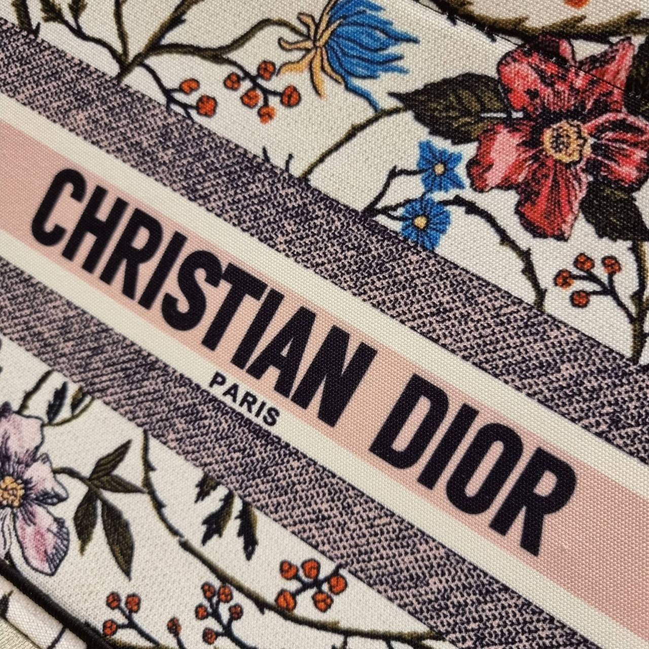 VIP 】HOT ARRIVAL!! DIOR CD SHOPPING BAG WITH GWP กระเป๋าทรงช้อปปิ้งใบใหญ่ จุใจ!! พรีเมี่ยมกิ๊ฟรุ่นดับเบิ้ลฮอต ดีไซน์คลาสสิควินเทจ สวยหรู วัสดุผ้าแคนวาสลายกราฟฟิค ภายในโล่งกว้างมากๆ ใส่ของจุสุดๆ โน้ตบุ้ค ไอแพด กระเป๋าสตางค์ มือถือ หรือเสื้อผ้ายังได้ สะพายค