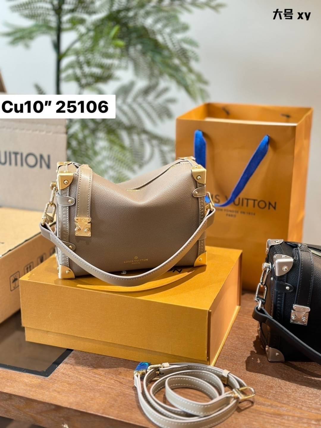 LV Side Trunk MM Leather Bag กระเป๋าสะพายทรงกล่องคลาสสิกทันสมัยมีสไตล์ รุ่นใหม่หนังเรียบสวยสุดไอคอนิก พร้อมตอบรับได้ทุกลุค ทุกสไตล์ -- [รับตัวแทนกระเป๋า]