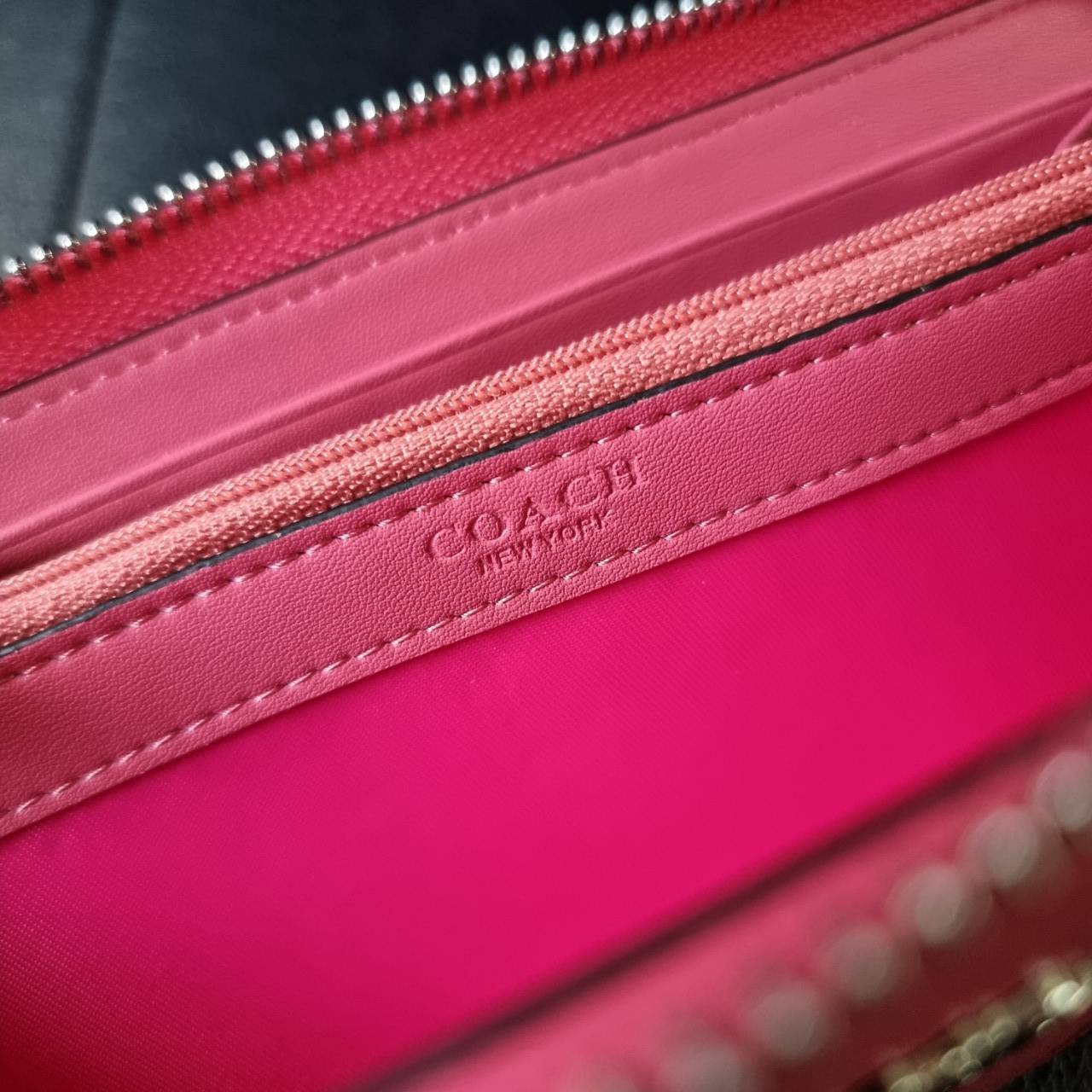 COACH F54630 ACCORDION ZIP WALLET IN SIGNATURE COATED CANVAS WITH LEATHER STRIPE กระเป๋าสตางค์ใบยาวรุ่นคลาสสิค คัดสีขายดีมาให้กันเลยจ้า ♥️ วัสดุหนังแคนวาสเคลือบลาย เปิด-ปิดด้วยซิปรอบ รูดใช้งานง่าย ใส่บัตรได้ มีช่องซิปใส่เหรียญ ใส่มือถือได้ พกใบนี้ใ