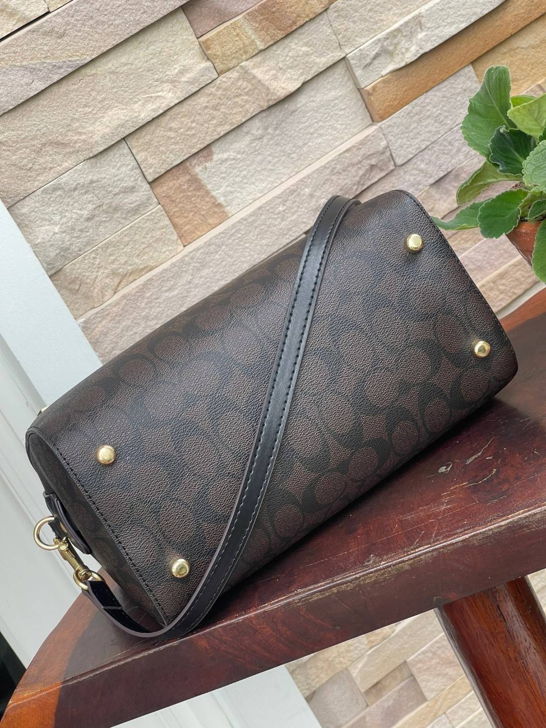 COACH Signature Canvas Rowan Satchel Crossbody จุดเด่นของกระเป๋าทรงsatchel bag คือรูปทรงของกระเป๋าดูแข็งแรง มั่นคง ไม่เสียทรงง่าย มาพร้อมหูหิ้วที่ด้านบนของกระเป๋า ลายแคนวาสที่เป็นซิกเนเจอร์แบบเอกลักษณ์ ช่องใช้งานทุ้งภายในและภายนอก นอกจากนี้ กระเป๋าประเภทน