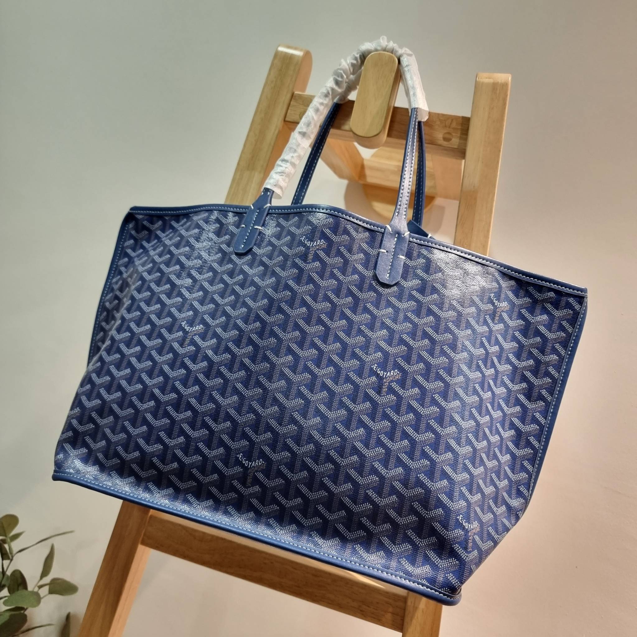 OYARD ANJOU REVERSIBLE TOTE ฮอตไอเท็ม กับกระเป๋าสะพายทรงโท้ท ใบใหญ่จุใจ!! มาครบสีขายดี เลิศทุกสี รูปทรงคลาสสิค ดีไซน์เป็นเอกลักษณ์ ใช้งานได้หลากหลาย สามารถกลับด้านใช้ได้แบบไม่มีเบื่อ วัสดุหนังแคนวาสพิมพ์ลายสวยคม