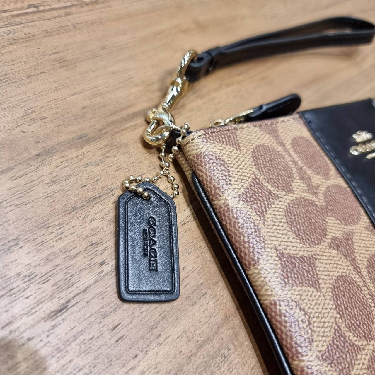 COACH 32445 SMALL WRISLET IN COLORBLOCK SIGNATURE CANVAS คอลเลคชั่นคัลเลอร์บล็อคสวยหรู ในรูปแบบกระเป๋าคล้องมือ ขนาดพกพา ไซส์กำลังสวยมากๆ พกง่ายไปเลยจ้า วัสดุหนังแคนวาส ตัดหนังแท้ ภายในโล่ง มีช่องใส่บัตร ตอบโจทย์สาวๆที่ไม่ชอบความพะรุงพะรัง พกใบนี้คือสะดวกส