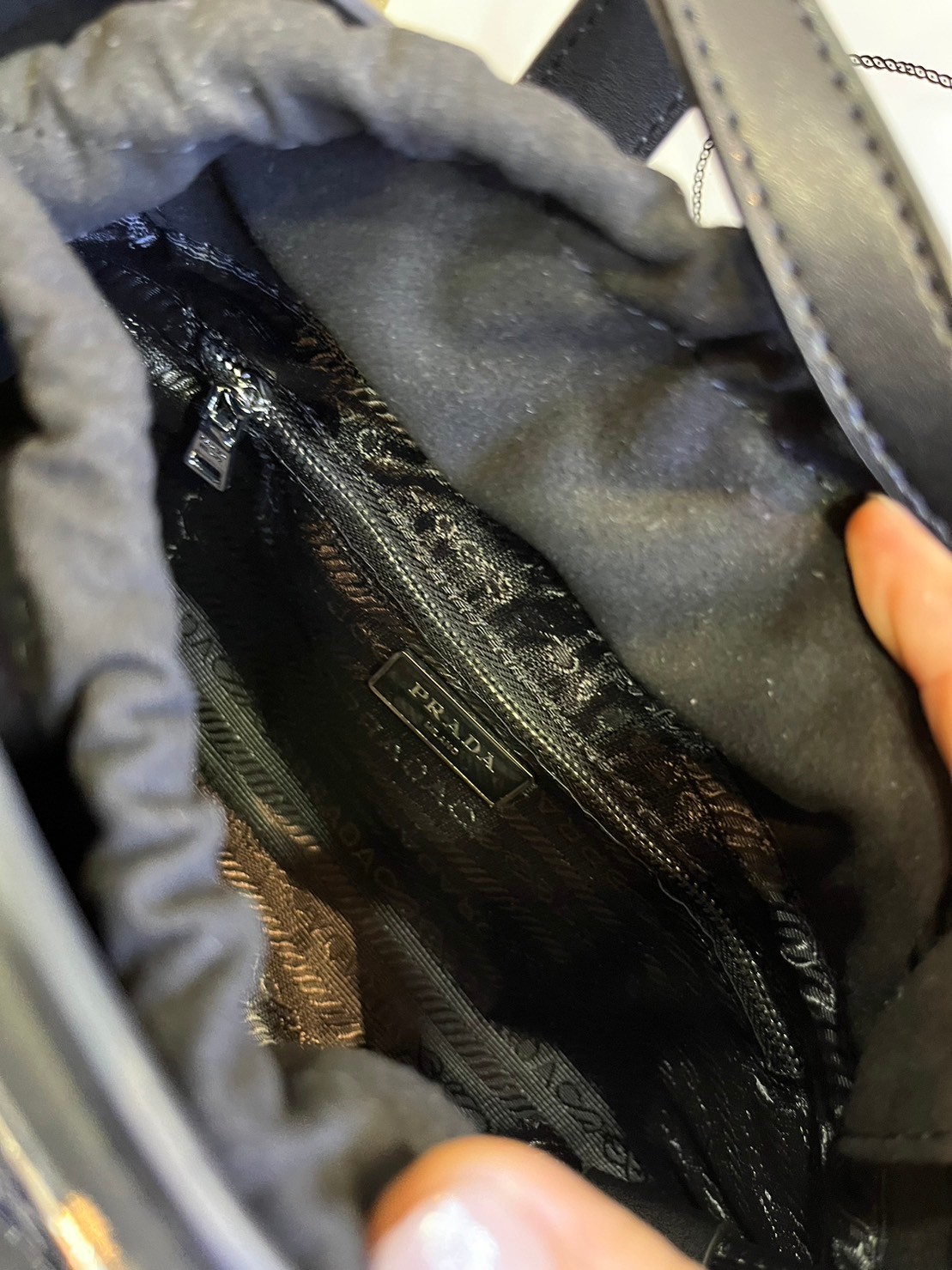 Double 2 way leather handbag / PRADA LEATHER HANDBAG พร้อมส่งที่ไทย กระเป๋าถือหูจับในตัว 2 เส้น พร้อมสายสะพายยาว รูปทรงคลาสสิคใช้งานง่าย มีกิมมิกที่ภายในมีหูรูดน่ารักสุดๆ