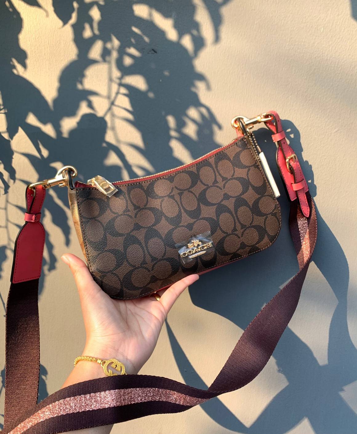 สีเข้าใหม่ สวยมากจริงค่ะ!! COACH JES BAGETTE IN BLOCKED SIGNAATURE ((C6825)) 📌พร้อมส่งที่ไทย สินค้าเข้าใหม่ลาสุดค่ะ! กระเป๋าสะพายครอสบอดี้ร์ หนังแท้ น้ำหนักเบา ทรงสวย 🔺ตัวกระเป๋าเป็นหนังลายC สลับสีได้ลงตัวสวยงาม โดดเด่น น่าใช้มากๆค่ะ!