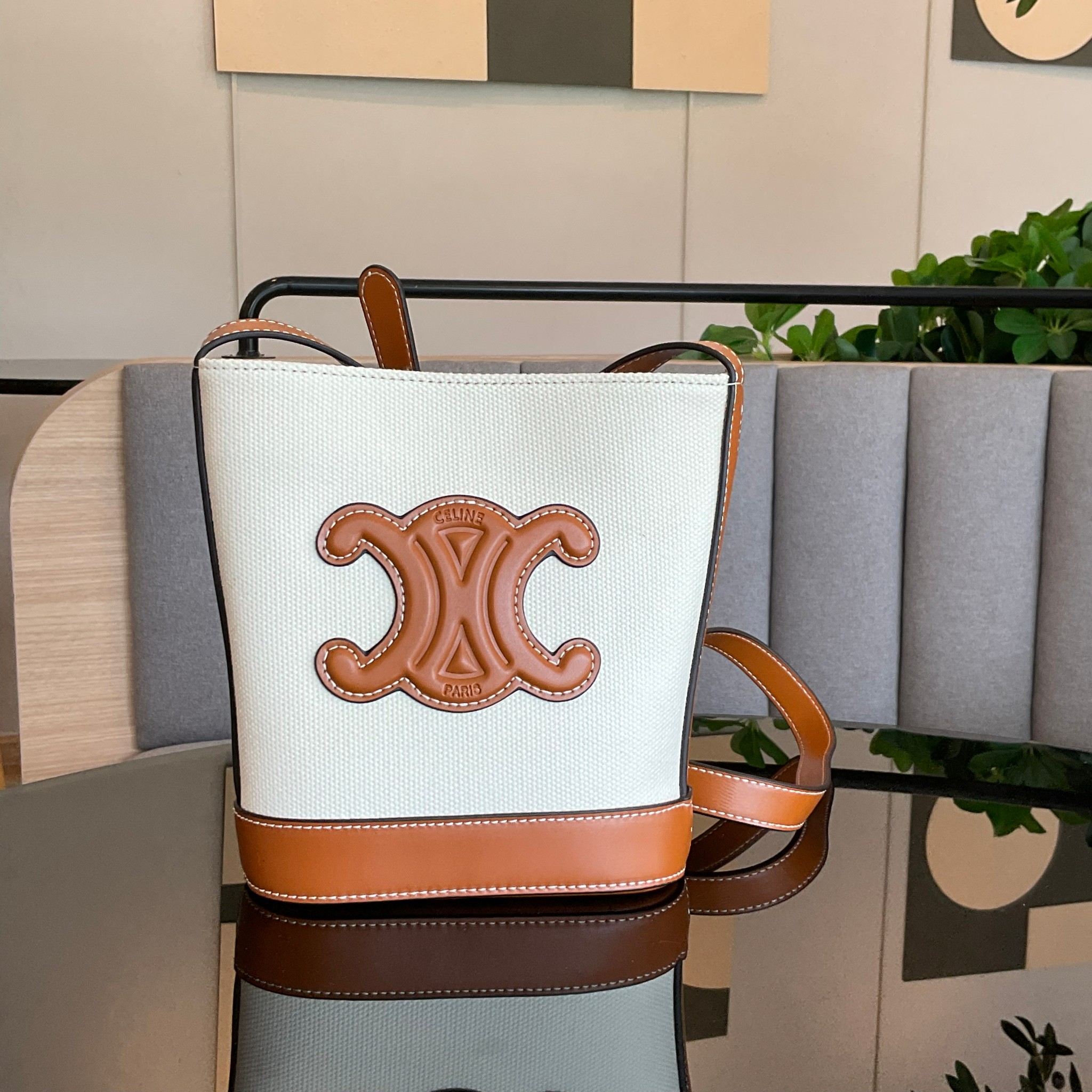 CELINE SMALL BUCKET CUIR TRIOMPHE IN TEXTILE / CELINE CROSSBODY VIP วัสดุ TRIOMPHE CANVAS สีขาวตัดกับโลโก้หนังสวยอยู่ทรงวางตั้งได้สบาย