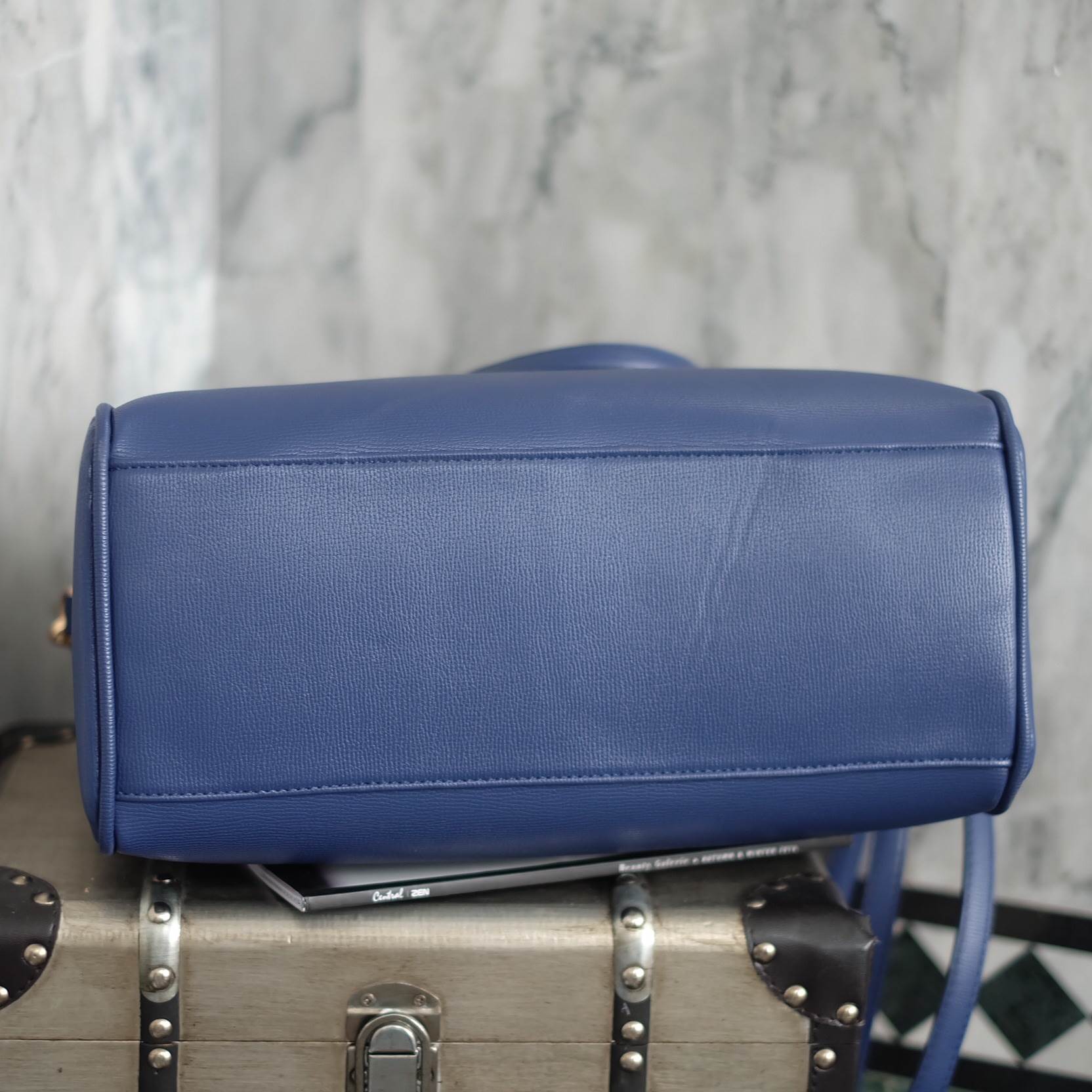 รุ่นใหม่ล่าสุด จากแบรนด์ Berke ขนาด มินิ หนังลายสวยมากคะ ขนาดใหญ่ จุของคุ้ม แต่น้ำหนักเบา ดูแลรักษา ตกแต่งด้วยผ้าพันกระเป๋ารุ่นพิเศษ ปรับ พันเป็นโบว์ได้คะ ทำให้กระเป๋าน่ารักสุดๆ พร้อมสายสะพายยาว ภายในมีช่องซิป และช่องใส่ของจุกจิก 2 ด้าน เลยค่า หูกระเป๋าพั