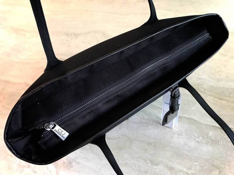 CALVIN KLEIN" JEANS TOTE BAG กระเป๋าสะพาย Calvin Klein Jeans Limited Edition จาก Calvin Klein Jeans วัสดุ Polyester คุณภาพดีเนื้อหนาน้ำหนักเบา ด้านหน้าประดับโลโก้ Calvin Klein Jeans พร้อม TAG ห้อยที่หูหิ้วดูมีดีเทล เปิดปิดด้วยซิปสะดวกใช้ หัวซิปโลโก้แ