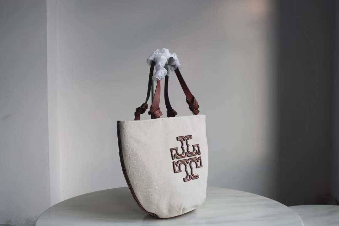 Tory Burch Small Canvas Round Tote กระเป๋าถือหรือสะพายไหล่ วัสดุผ้าcanvas รูปทรงโค้งมน ด้านในโล่ง มี1ช่องซิปและ1ช่องเล็ก น้ำหนักเบา จุของได้เยอะ มาใหม่ล่าสุดไม่ควรพลาดเลยค่า