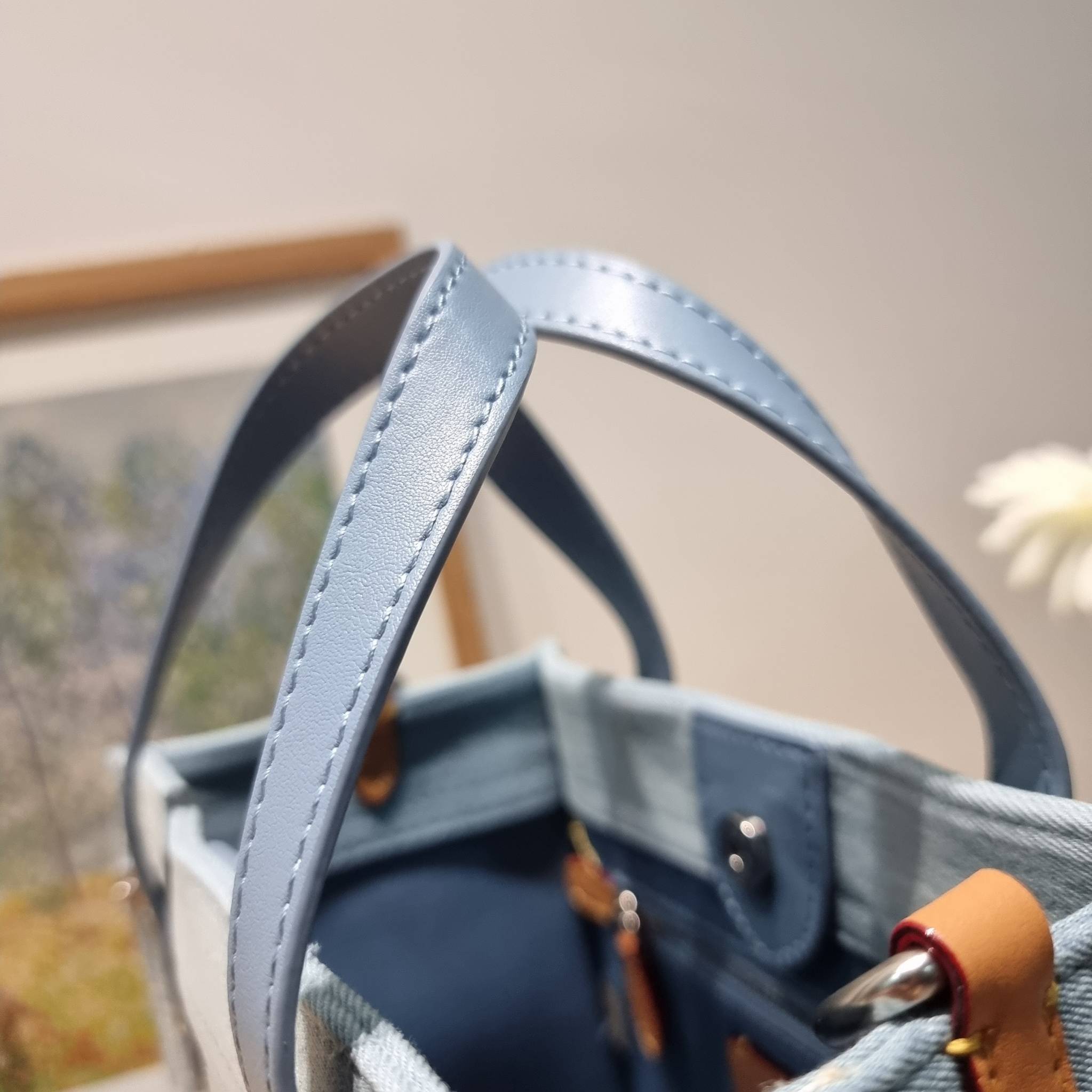 COACH FIELD TOTE 22 IN SIGNATURE DENIM / CJ853 คอลเลคชั่นใหม่ พร้อมสีใหม่ยังไม่เข้าไทย ให้ทุกคนได้มีสวยก่อนใครไปเลย!! กับกระเป๋าทรงโท้ท ไซส์กำลังสวย ดีเทลปั๊มผิวเต็มใบ ดูดี มี texture บวกกับสายสะพายสปอร์ตสีตัดกับกระเป๋า