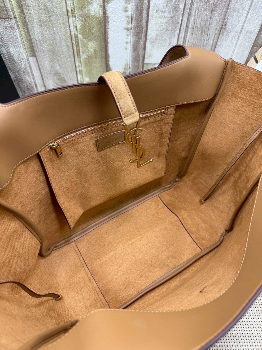 ORI หนังแท้ | YSL Le 5 À 7 Bea suede tote bag / YSL Hobo bag brown suede bag กระเป๋าทรงโท้ทงานหนังกลับ สวยเด่นเป็นเอกลักษณ์ ดีไซน์เรียบแต่มาก สวยดูแพง ภายในโล่งกว้าง จุของได้เยอะ