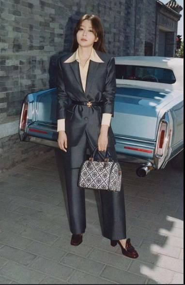 สวยก่อนใครแน่นอนค่ะนาทีนี้💋 💥รุ่นที่กำลังฮิตมากตอนนี้ของเหล่าคนดังใน ตปท.! TORY BURCH T MONOGRAM JACQUARD BARREL ((ใบใหญ่)) พร้อมส่งที่ไทยทันที! กระเป๋าทรงหมอนจาก Tory burch วัสดุ jacquardทอลายแบรด์+หนังแท้ ได้สวยงามหรู ดูคลาสสิคมากๆค่ะ เป