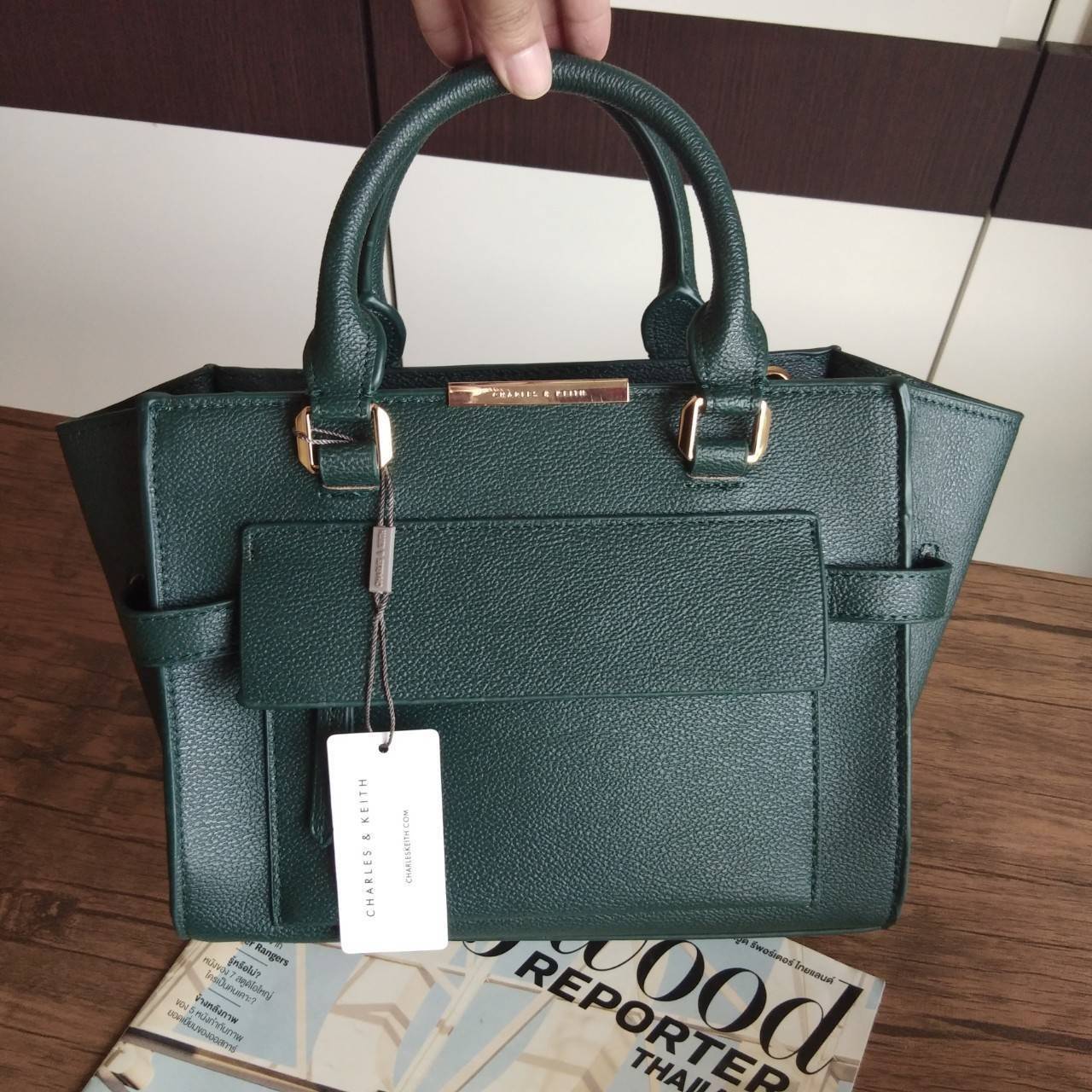 Charles&Keith กระเป๋าถือ ทรงเก๋ ตั้งอยู่ทรงสวย มาพร้อมสายยาวสะพายข้าง เปิด/ปิดกระเป๋าด้วยซิปด้านหน้า ปั้มโลโก้แบรนด์ ภายในมีช่องซิปเล็กและช่องเล็กใส่ของจุกจิก ฐานกระเป๋ามีหมุดรอง ด้านหน้ามีช่องซิปใส่ของ ด้านหลังมีช่องซิปอีก 1 ช่อง รุ่นนี้ใบจริงสวยหรู เหมา