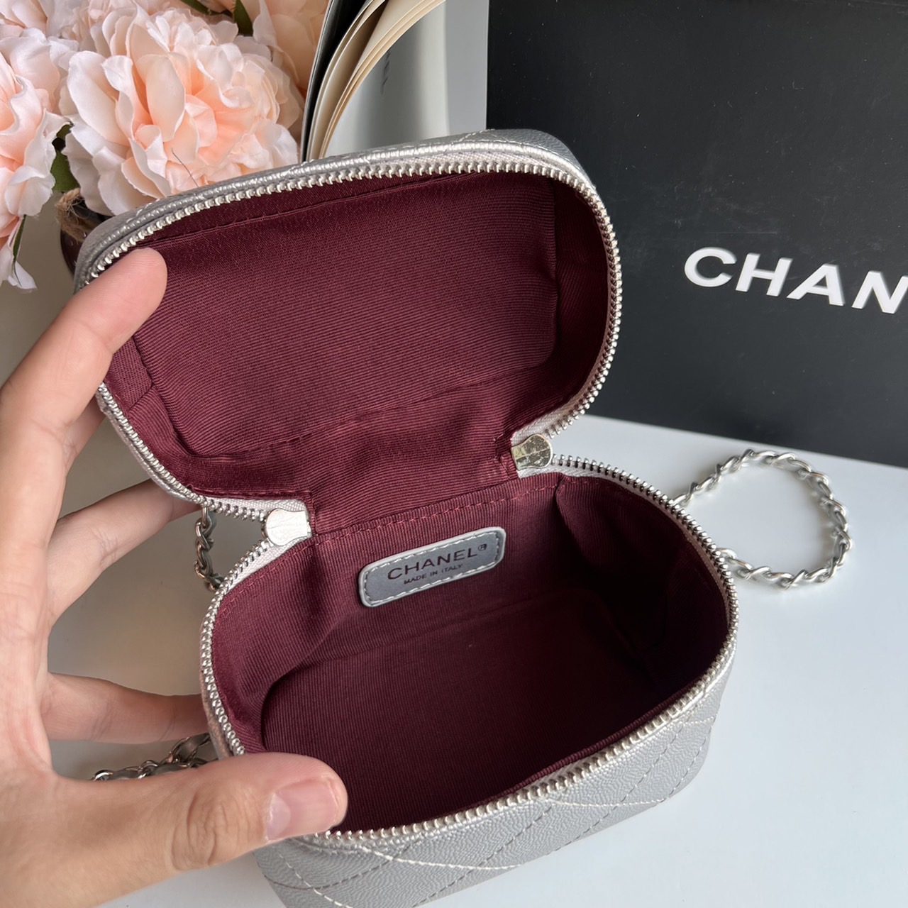 หนังแท้ Chanel Micro Bag / CHANEL Small Vanity Case Caviar Leather / Chanel vanity chain mini พร้อมส่งที่ไทย กระเป๋าสะพายข้างขนาดเล็กน่ารัก ดีไซน์คลาสสิคเรียบหรูเข้ากับทุกลุ๊คแบบไม่มีเอ้าท์ ไอเท็มนี้แนะนำสวยน่าใช้ ไม่ควรพลาดเลยค่าา