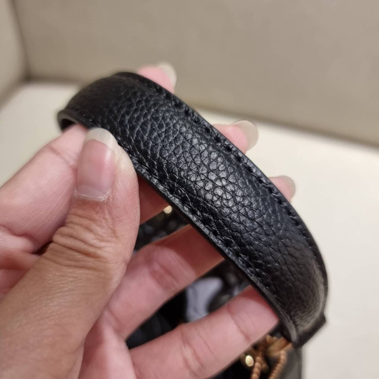 COACH C5121 DEMPSEY DRAWSTRING BUCKET BAG 15 WITH COACH PATCH น้องคนสวยมาใหม่จ้า ละมุนคุณหนูต้องมาอีกแล้วแหละ กระเป๋าทรงถังไซส์มินิ ใช้งานง่ายด้วยการรูดหนังปิดรอบปากกระเป๋า ทุกอย่างลงตัวที่สุด!! มาพร้อมตัวห้อยรูปหัวใจสีทองกุ๊กกิ๊ก น่ารักมากๆ มีหูหิ้วในตัว