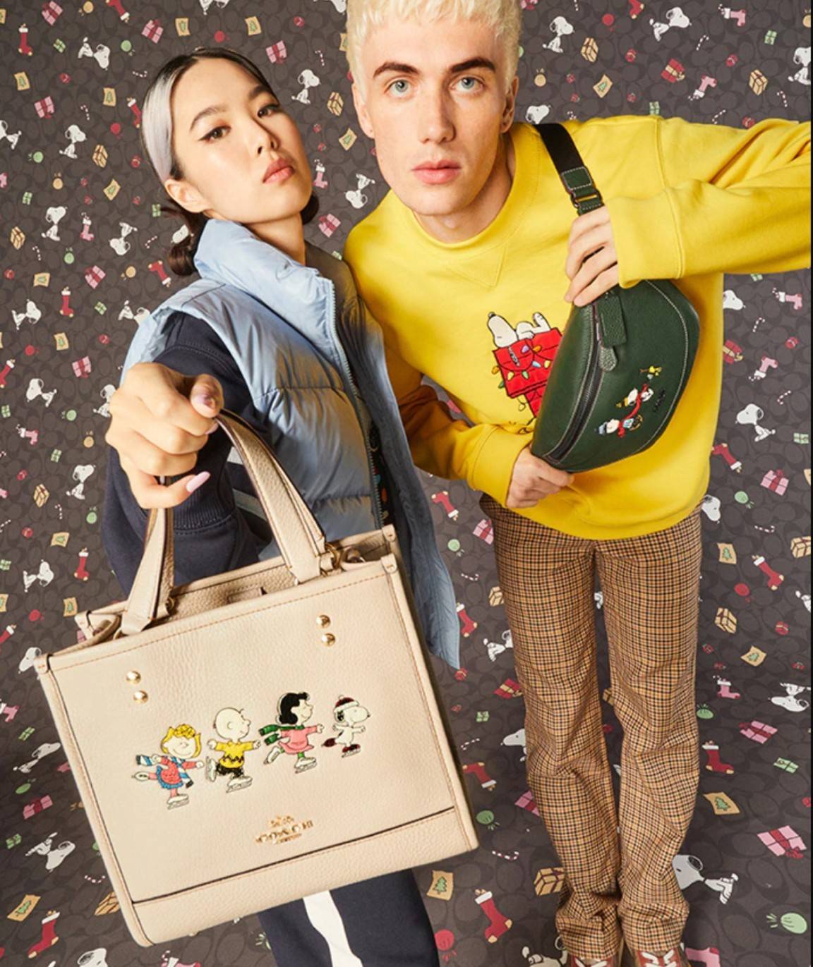 Coach X Peanuts Dempsey Tote 22 With Snoopy And Friends Motif CE850 คอลเลคชั่นใหม่ น้องน่ารักเกินต้านไปมาก!! กับกระเป๋าทรงโท้ท ไซส์กำลังสวย ดีไซน์ ลายการ์ตูนยอดฮิต ที่ใครๆก็ต้องรู้จัก พิมพ์คมชัดลงบนหนัง pepble ผิวสัมน่าใช้ ปากกระเป๋ามีกระดุมแม่เหล็กปิดกัน