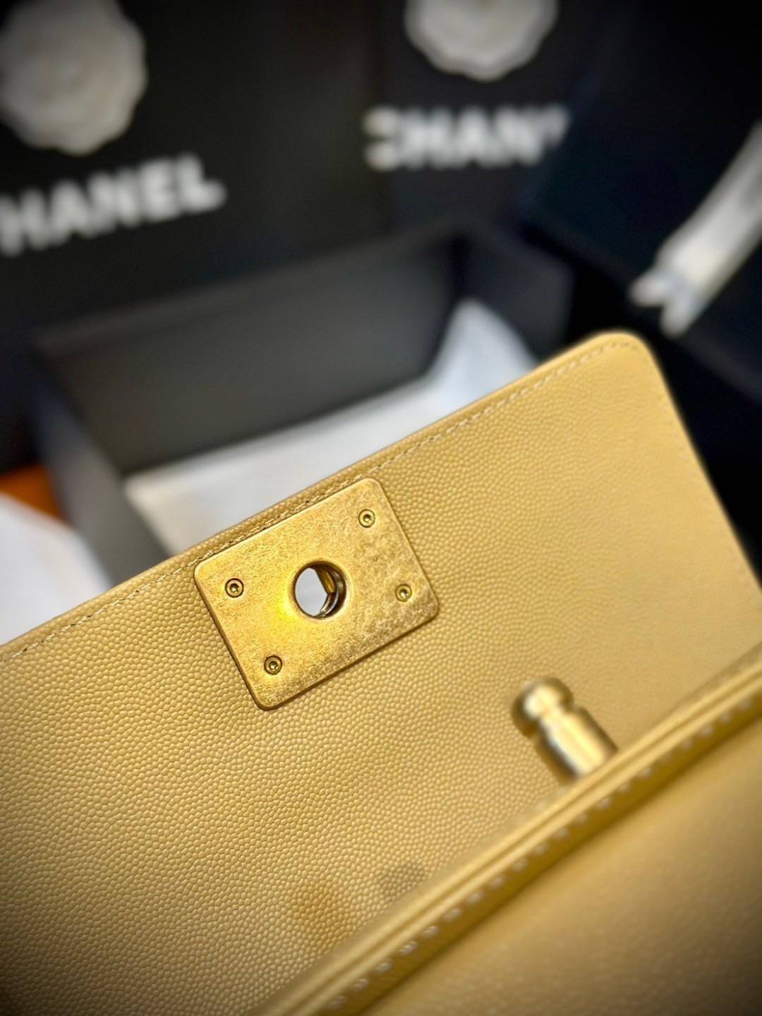 CHANEL BOY BAG 20cm กระเป๋าสุดคลาสสิคตลอดกาล งานหนังแท้ ขนาดเล็กน่ารัก ไม่ว่าเวลาจะผ่านไปเเค่ไหนก็ไม่เคย Out สำหรับรุ่นนี้ เรียบ หรู คลาสสิค ผู้ดี ไฮโซที่แท้ทรูอะไหล่เงินรมขวัญสวยมากค่ะ 🧡เกรดท็อปออริ เทียบแท้ 1:1 ใช้งานต่างประเทศได้