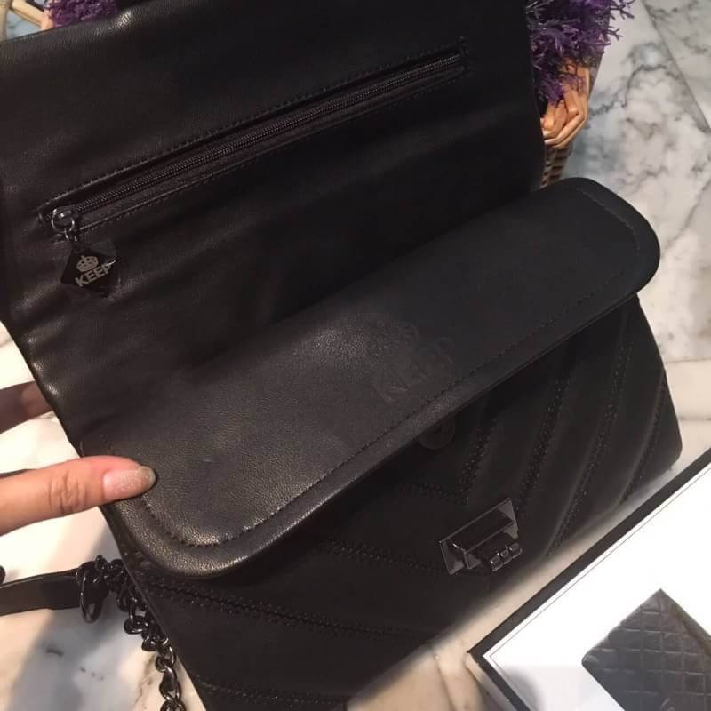 สินค้าเข้าใหม่ งานขายดี ทางร้าน ได้กระเป๋า จากแบรนด์ KEEP รุ่น KEEP shoulder coco chain handbag สวย หรู มากๆ เลยน๊า กระเป๋าอยู่ทรง หนังแกะนิ่มมากคะ สายโซ่ มีที่รองไหล่ สะพายสบายคะ สายปรับ สั้น ยาวได้คะ **ใบจริงสวยมาก เข้ากับชุดได้ง่ายมากๆ **ถือหรือสะพายได