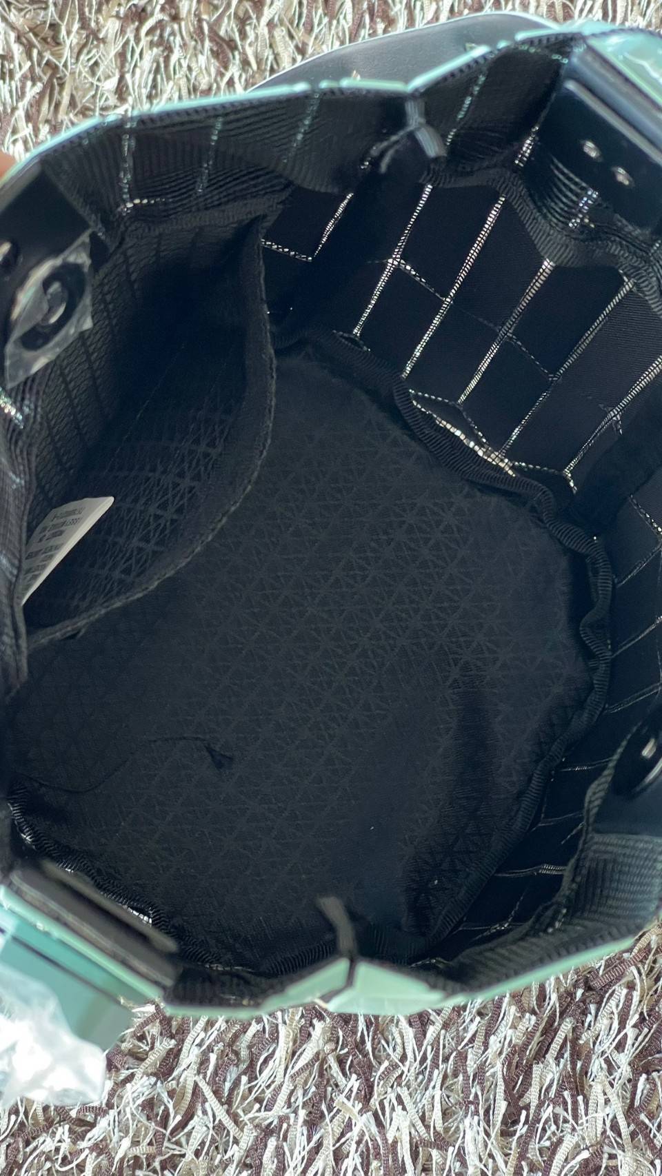 small : BAO BAO ISSEY MIYAKE SMALL BUCKET เป็นกระเป๋าบัคเก็ตขนาดเล็กสามารถใช้ใส่กระเป๋าสตางค์และโทรศัพท์มือถือได้ ซีรีย์ใหม่นี้มีจุดเด่นที่แผ่นรูปทรงสี่เหลี่ยมด้านขนานในแนวตั้ง เกิดเป็นรูปทรงสามมิติ