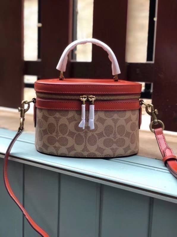 Coach Selena Trail Signature Bag กระเป๋าทรงกล่องใหม่ล่าสุด ภายในกว้าง ใส่ของได้จำนวนมาก มาพร้อมสายสะพายcrossbody ที่สามารถปรับระดับได้ ใครยังไม่มีห้ามพลาดแล้วนะคะ สามารถสะพายไปทำงาน หรือไปเที่ยวชิวๆเก๋ๆ