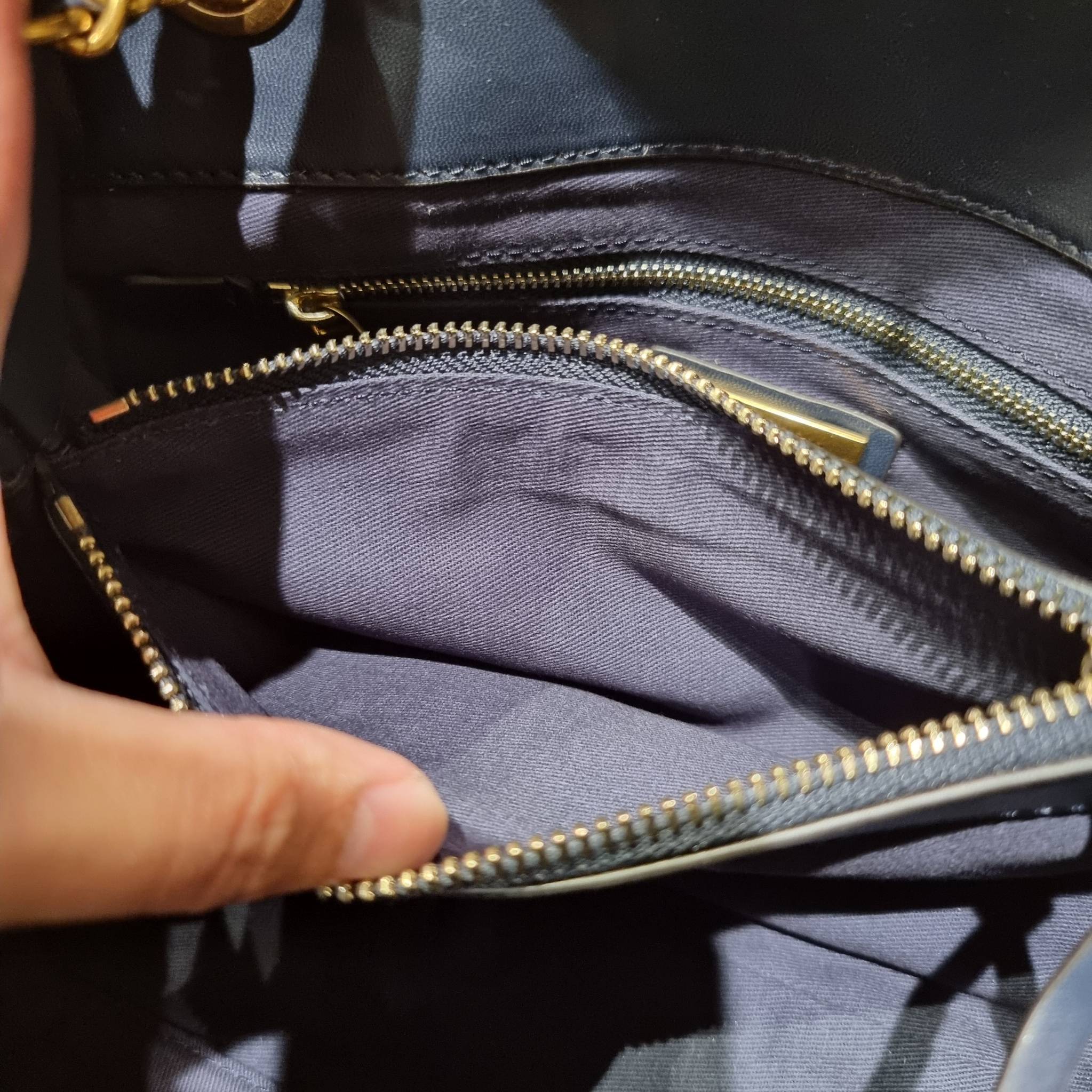 TORY BURCH FLEMING SOFT CONVERTIBLE SHOULDER BAG รุ่นหายากที่สาวๆตามหา มาพร้อมเสิร์ฟความสวยถึงบ้านไปเลยจ้า รอบนี้คัดสีสวยๆมาให้ได้ช้อปกันอย่างจุใจไปเลย กระเป๋าสะพายไหล่ หนังแท้นิ่มเต็มใบ สวยหรูดูแพง เปิด-ปิดด้วยตัวกดล็อคแน่นหนา สายสะพายในตัวปรับใช้ได้ 2 แ