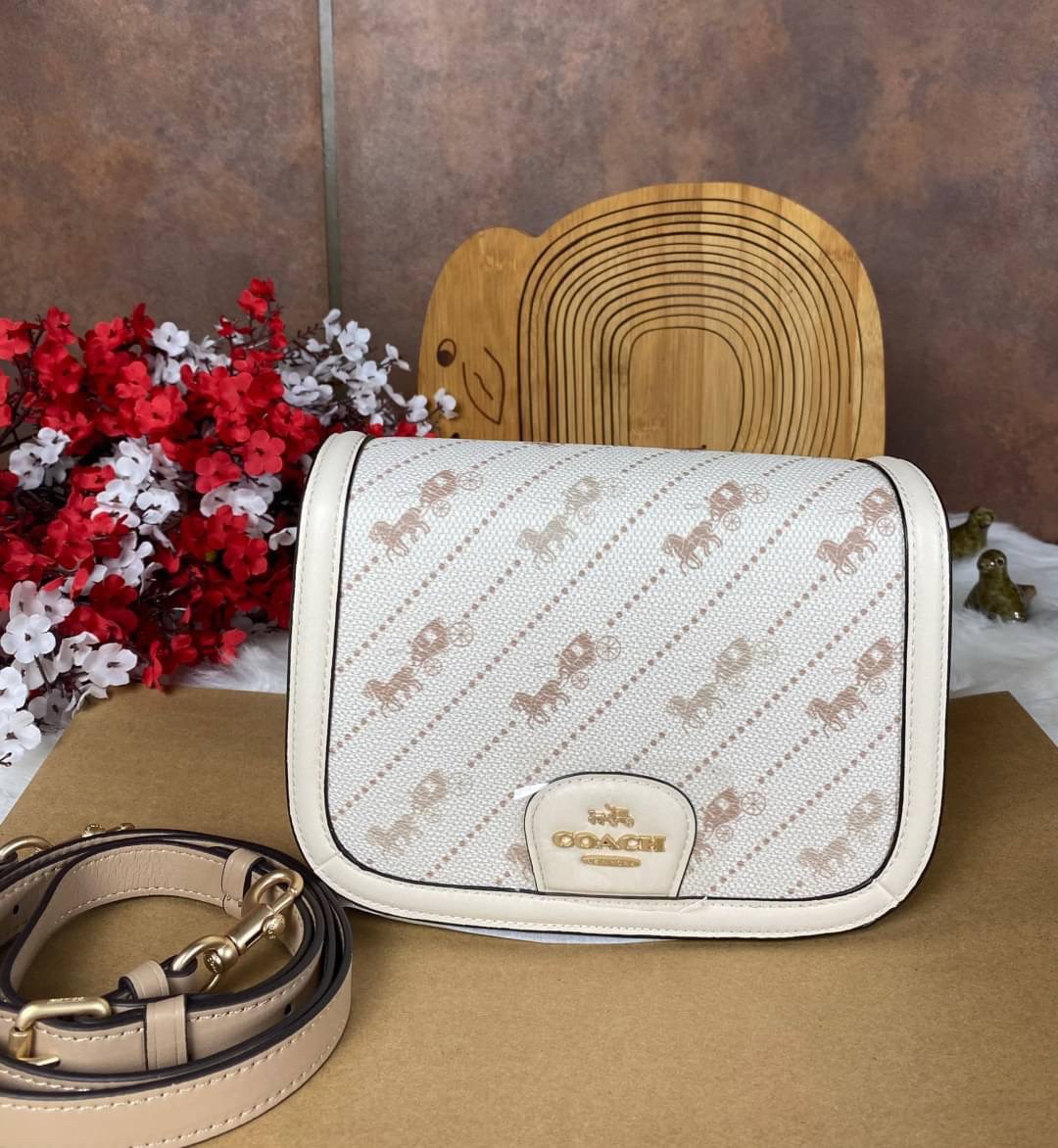 OUTLET 】COACH SADDLE BAG WITH HORSE AND CARRIAGE DOT PRINT (COACH C4059) กระเป๋าสะพายข้าง ลายม้าและรถลาก item ใหม่ที่สาวๆต้องมีนาทีนี้ห้ามพลาด รูปทรงโค้งมน วัสดุ พีวีซี ผ้าใบเคลือบพิมพ์ลายเป็นหนังเรียบ ทนทานและกันคราบสกปรกทั้งสี่ด้านเป็นหนังคุ้มสุดๆ ภายใน