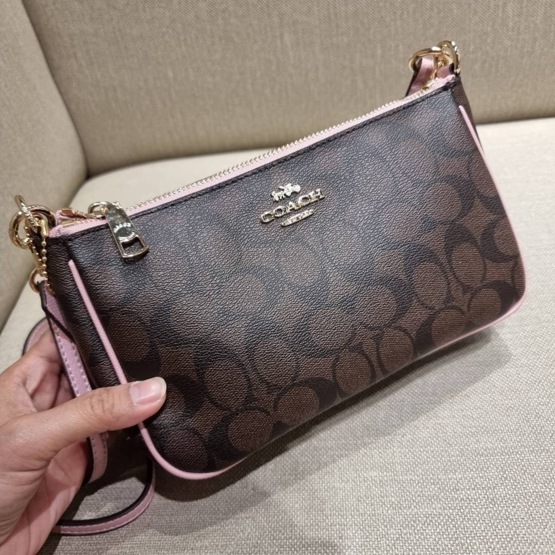 COACH 36674 TOP HANDLE POUCH IN SIGNATURE JACQUARD กระเป๋าทรงพอช ยอดฮิต ยกขึ้นแท่น ด้วยดีไซน์ที่ออกมาให้ใช้งานได้ง่าย ขนาดกำลังเหมาะ วัสดุหนังแคนวาสทนทาน ดีไปหมดขนาดนี้!! คุณลูกค้าถึงสั่งกันรัวๆจริงๆ ภายในโล่งกว้าง ใส่โทรศัพท์ได้ทุกรุ่น มาพร้อมสายคล้องแขน