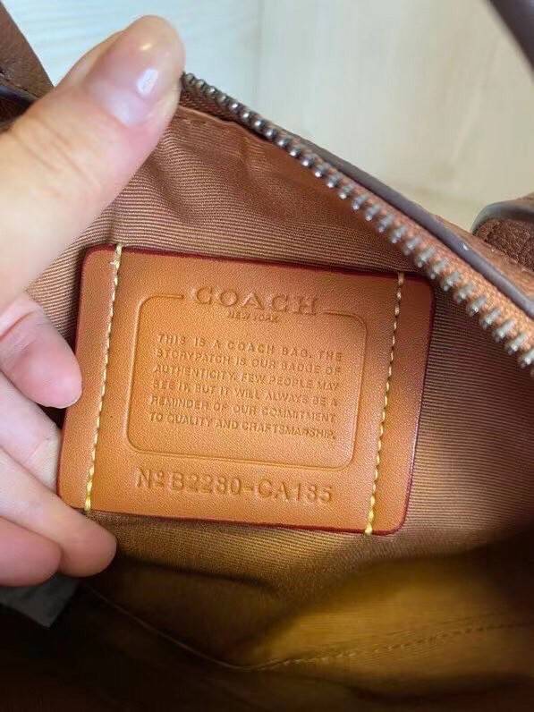 COACH GOTHAM DUFFLE / Coach Gotham 24 travelling bag handbag shoulder bag พร้อมส่ง กระเป๋าทรงหมอนรุ่นใหม่บ่าสุดปี 2022 รุ่นนี้สามารถใช้ได้ทั้งชาย//หญิง หนังแท้อย่างดี นิ่มทรงสวย มากๆค่ะ ภายในกระเป๋าสามารถใส่สัมภาระที่จำเป็นในชีวิตประจำวันได้ครบเลยค่ะ; มีช