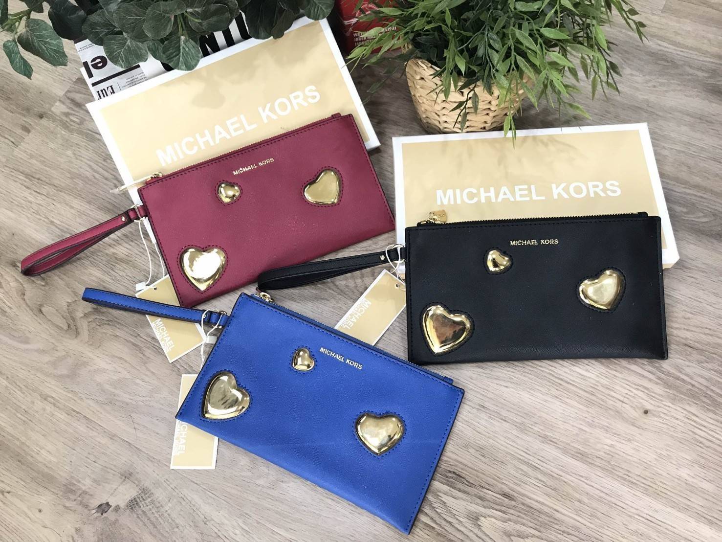 NEW ARRIVAL! Michael Kors Jet Set Travel Large Heart Clutch 2018 กระเป๋าคลัชรุ่นใหม่ล่าสุดขนาดกำลังดีด้านหน้าประดับโลโก้แบรนด์อะไหล่ทองแต่งด้วยหัวใจสวยโดดเด่น เปิดปิดด้วยซิปมาพร้อมสายคล้องมือ ภายในมีช่องใส่บัตร สามารถใส่กระเป๋าสตางค์ iphone8+ได้ ภาพถ่ายจา