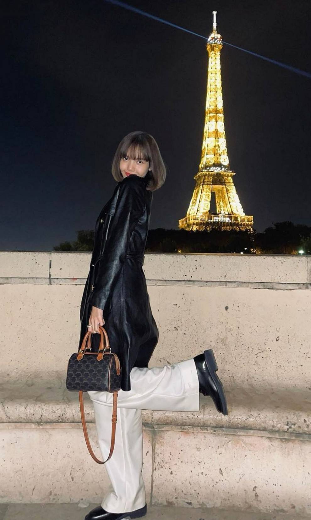 CELINE MINI CROSSBODY BAG VIP วัสดุ Triomphe Canvas สวยอยู่ทรงดีไซน์ยอดนิยมทรง Speedy ไม่มีเอ้าท์ค่ะ เปิดปิดด้วยซิปแบรนด์อะไหล่ทอง ใส่กระเป๋าสตางค์ มือถือ ของจุกจิกได้เยอะ หูจับแข็งแรงพับลงได้ พร้อมสายหนังยาวปรับระดับได้ถอดได้ อะไหล่แบรนด์สีทองหรูมีโลโก้ 