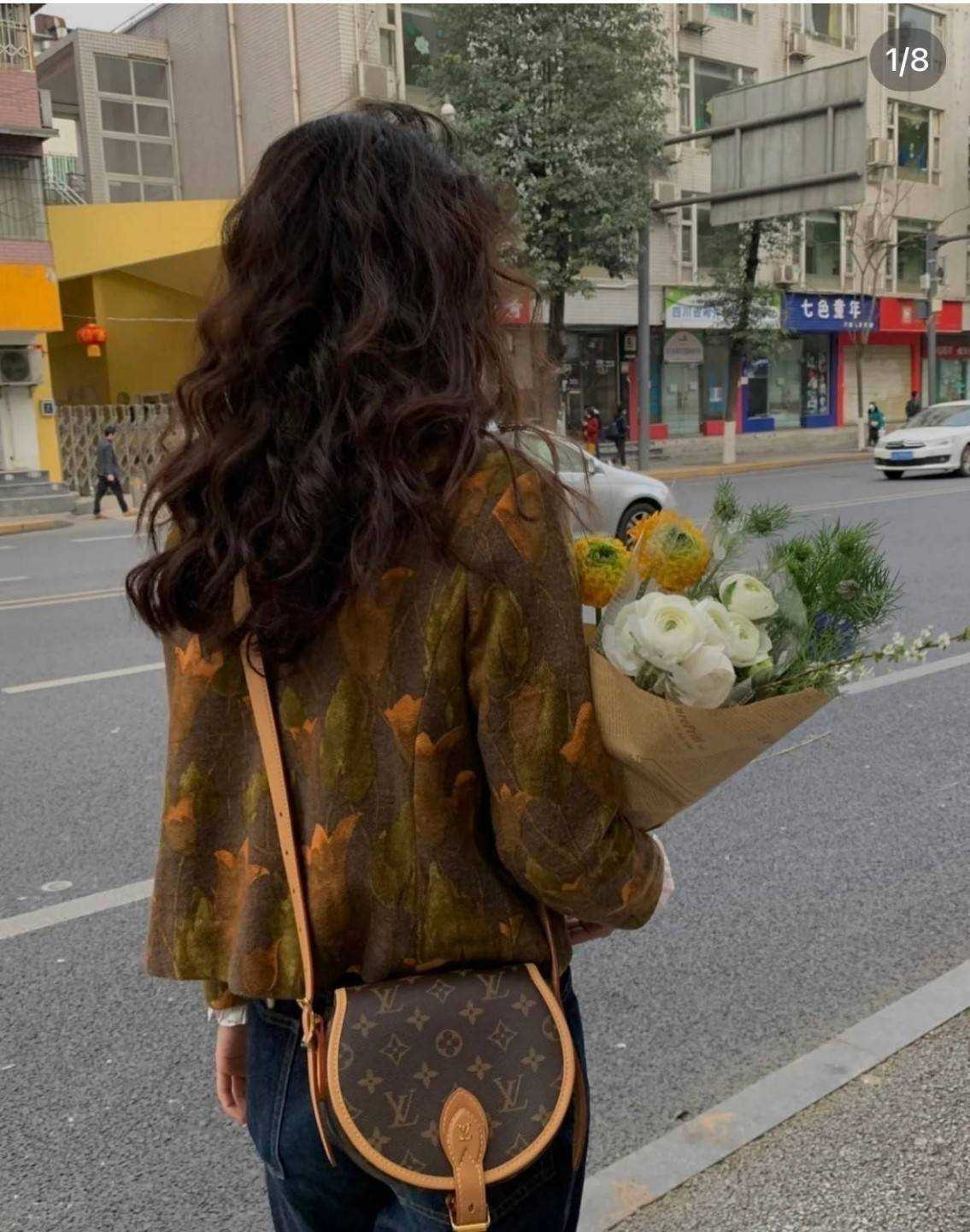 LV Tambourine Monogram Canvas Bag กระเป๋าสะพายทรงสวย ใบเล็กน่ารัก ดีไซน์คลาสสิค วัสดุหนังแคนวาส เปิด-ปิดกระเป๋าด้วยอะไหล่สายคาด สายสะพายในตัว ปรับได้