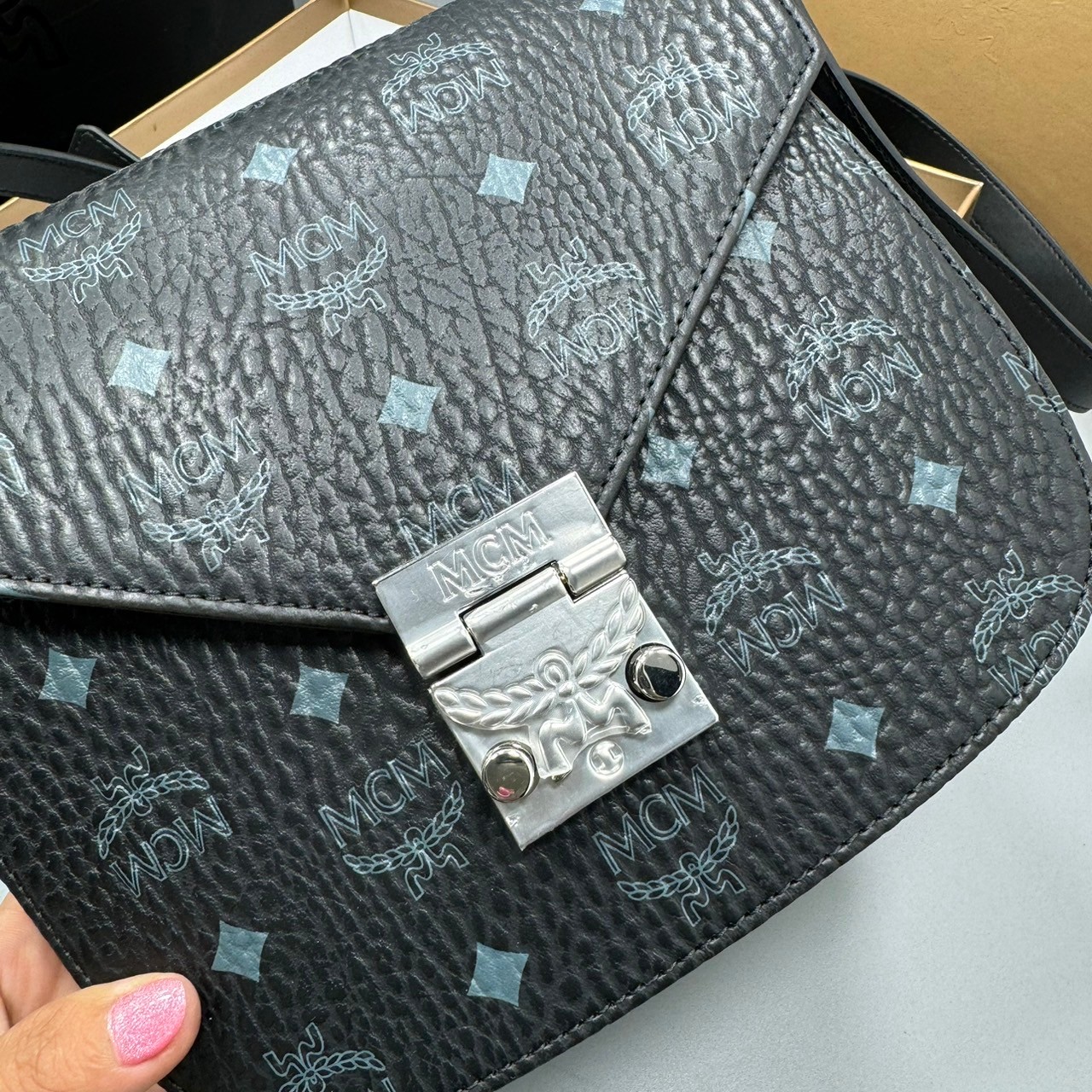 M.C.M PATRICIA SHOULDER BAG IN VISETOS กระเป๋าสะพายไหล่/ข้าง ดีไซน์ได้อย่างมีสไตล์ เกรดออริ สลับแท้ 1:1 ใช้งานต่างประเทศได้