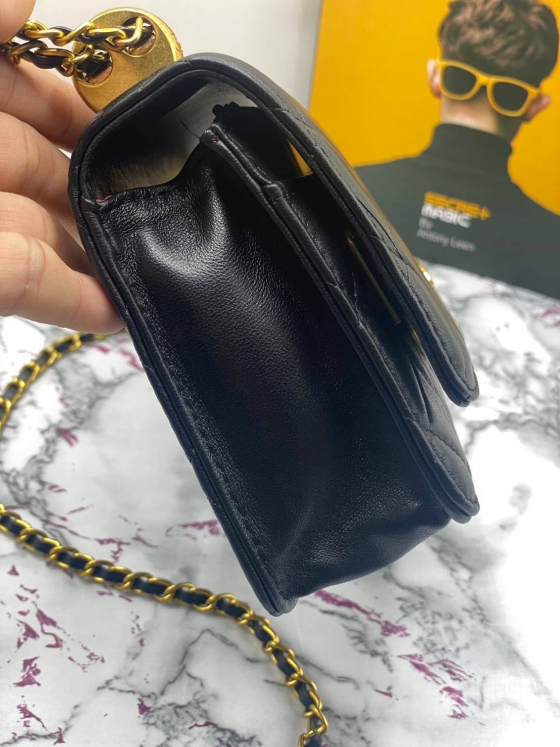 CHANEL WOC กระเป๋าสะพายหนังแท้ทรงสวยตลอดกาล งานหนังแท้เรียบสวย เนื้อนุ่ม อยู่ทรงคุณภาพดีตามแบบฉบับของแบรนด์ น้ำหนักเบา ด้านหน้ามีโลโก้แบรนด์อะไหล่ทองหรูหรา ปิดปิดด้วยฝาปิดกระดุม ตัวจริงสวยมากๆถูกใจรีบจองนะคะ