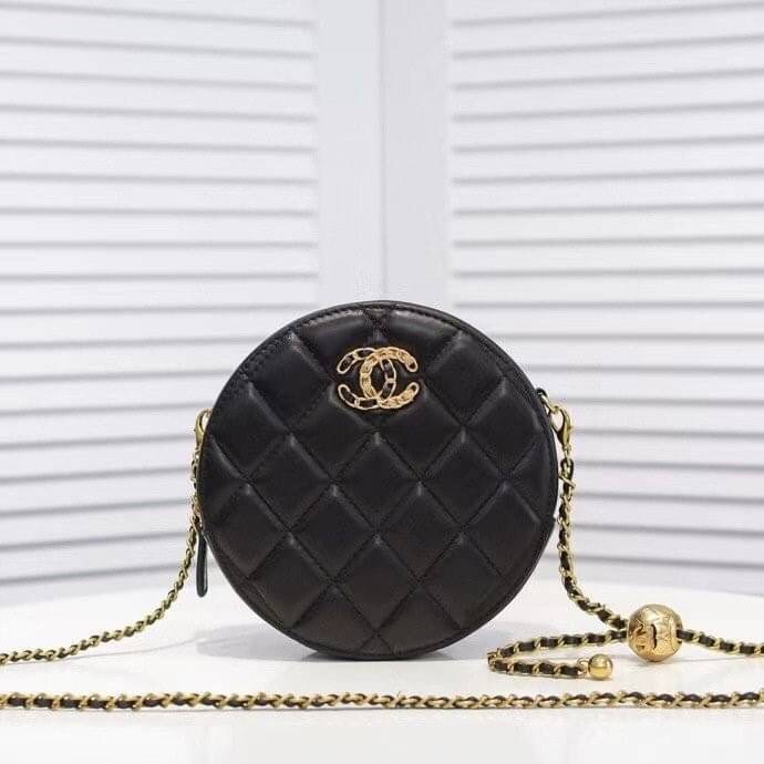 หนังแท้ VIP GIFT CHANEL Round Crossbody Bag กระเป๋าสะพายคาดลำตัวรุ่นนี้โดดเด่นด้วยรูปทรงกลมสุดชิค ขนาดกะทัดรัด พร้อมด้วยหนังกระเป๋าที่ทำจากหนังแท้คุณภาพดี รุ่นที่ตอบโจทย์และครองใจสาว ๆ ได้อย่างแท้จริง เนื่องจากมีดีไซน์เรียบหรู โดยทางแบรนด์ได้ใช้เทคนิคการเ