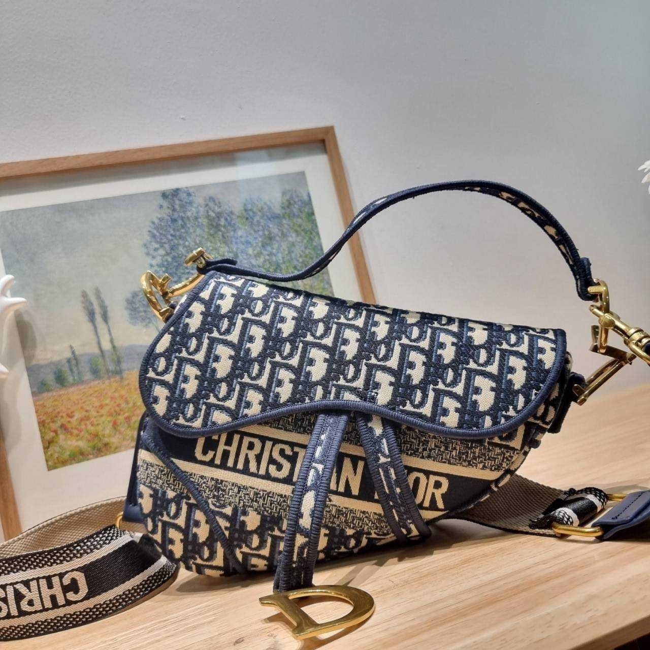 Saddle Bag Blue Dior Oblique Embroidery / CD SADDLE BAG OBLIQUE JACQUARD กระเป๋าสะพายทรงสวยไม่ซ้ำใคร กิมมิคในตัว ดูแพง ดีไซน์ย้อนยุค เรียบหรู
