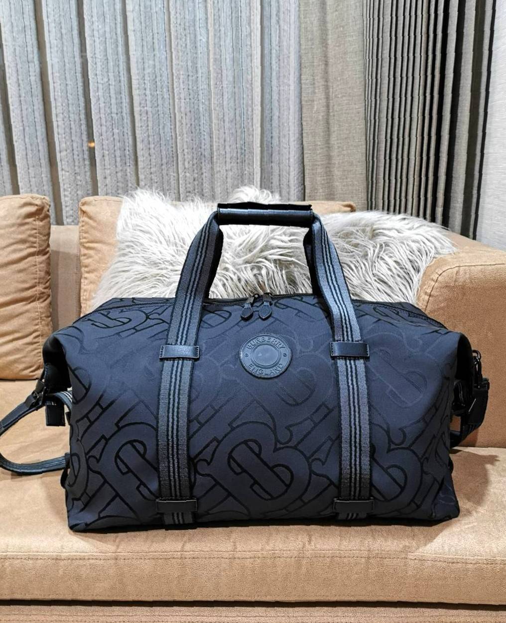 BURBERRY FRAGRANCES MONOGRAM TRAVEL BAG GIFT WITH PURCHASE GWP Limited จาก BURBERRY PURFUME COUNTER วัสดุ POLYAMIDE ขึ้นลาย Monogram คอลเลคชั่นล่าสุด ใบใหญ่จุใจแ2ต่น้ำหนักเบา ใส่สัมภาระขึ้นเครื่องเดินทางได้ ใส่เสื้อผ้า รองเท้า เอกสาร A4 iPad Notebookได้ ภ