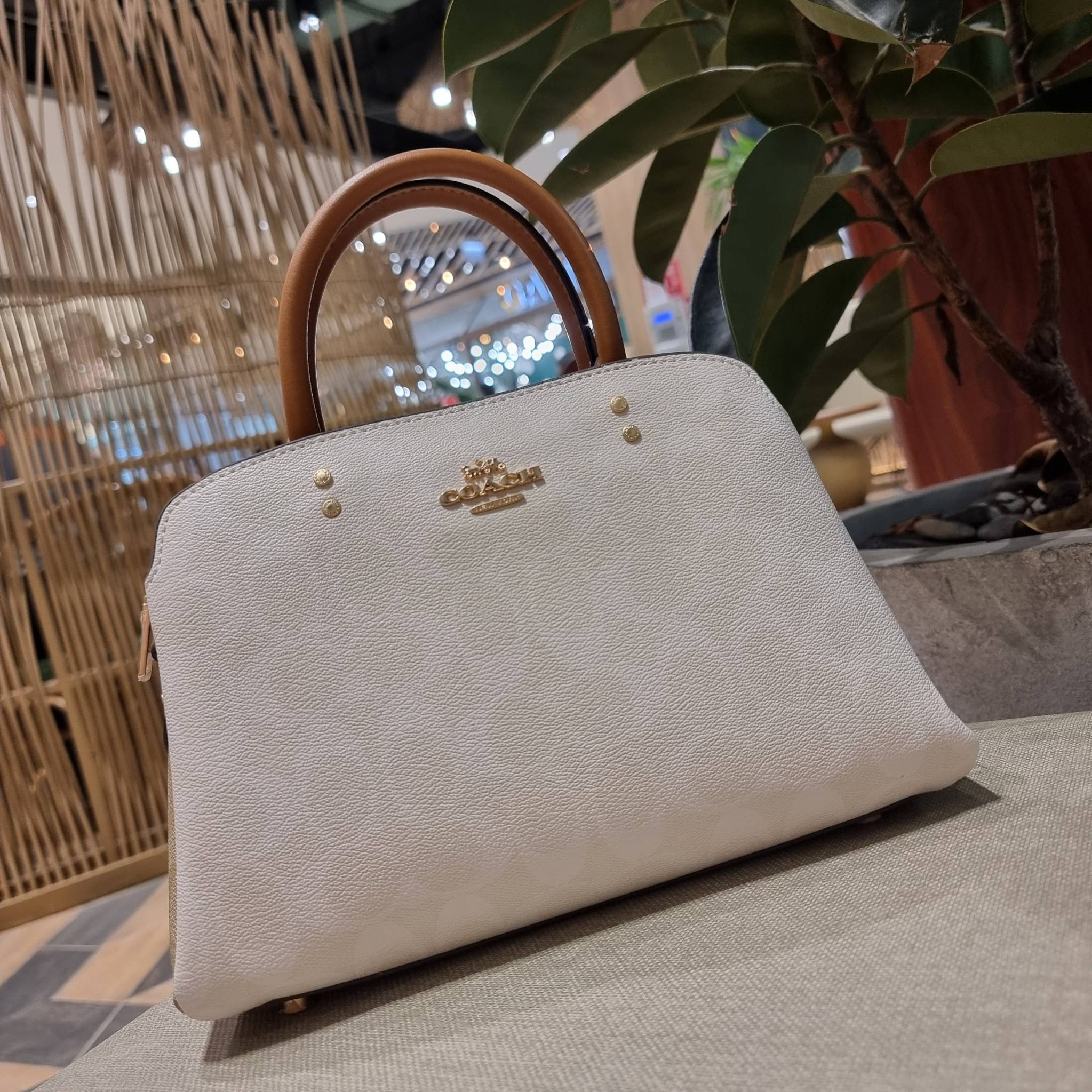 COACH C627 MINI LILLIE CARRYALL IN BLOCKED SIGNATURE CANVAS สีใหม่ล่าสุด กับรุ่นที่สุดของความขายดี คอลยอดฮิตโทนสีลูกคุณ!! กระเป๋าสะพายทรงสวย ที่ดีไซน์ออกมาให้ใช้งานง่าย สะดวก สวย หรู ดูดี!! วัสดุหนังแคนวาสเคลือบลาย มาพร้อมสายสะพายข้างและหูจับในตัว ถอดออกถ