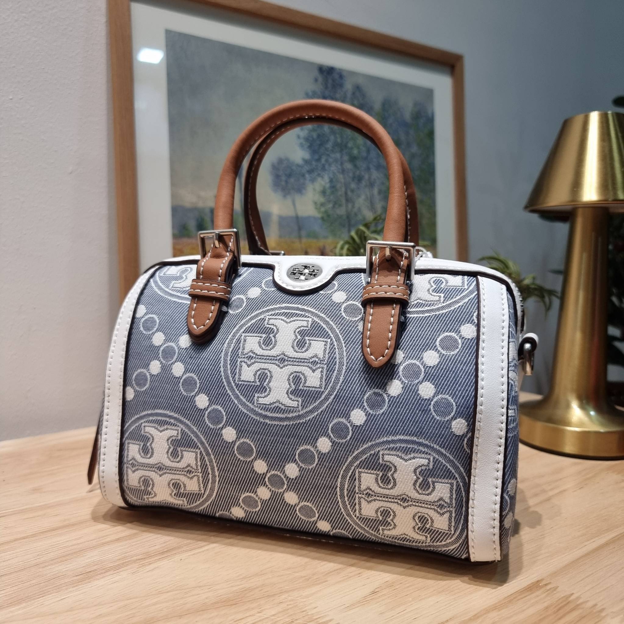 TORY BURCH Petite T Monogram Denim Barrel Bag / TORY BURCH MINI T MONOGRAM DENIM TOTE คอลเลคชั่นใหม่รับซัมเมอร์นี้ กับกระเป๋าสะพายทรงโท้ท ไซส์มินิ ดีไซน์โทนสีฟ้า สวยคม