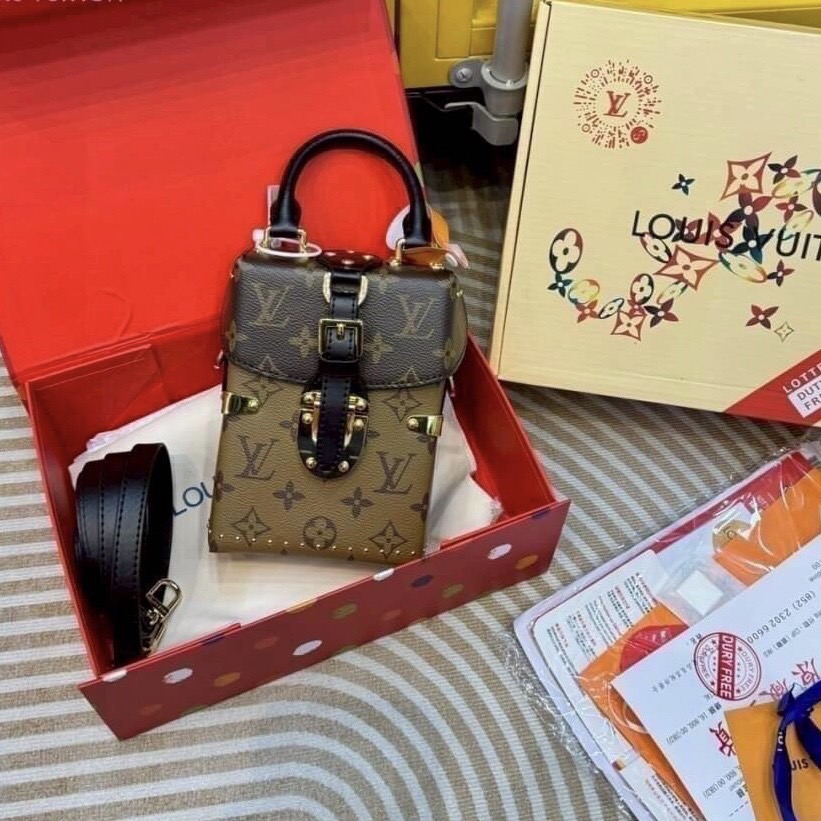 LV Camera Box bag กระเป๋าถือ/สะพายทรงกล่อง ไอเท็มหรูหราวินเทจสวยหรูทุกมุมมอง ตกแต่งเพิ่มดีเทลด้วยหมุด วัสดุหนังแคนวาสคุณภาพ มีหูจับในตัว พร้อมตอบรับได้ทุกลุค ทุกสไตล์