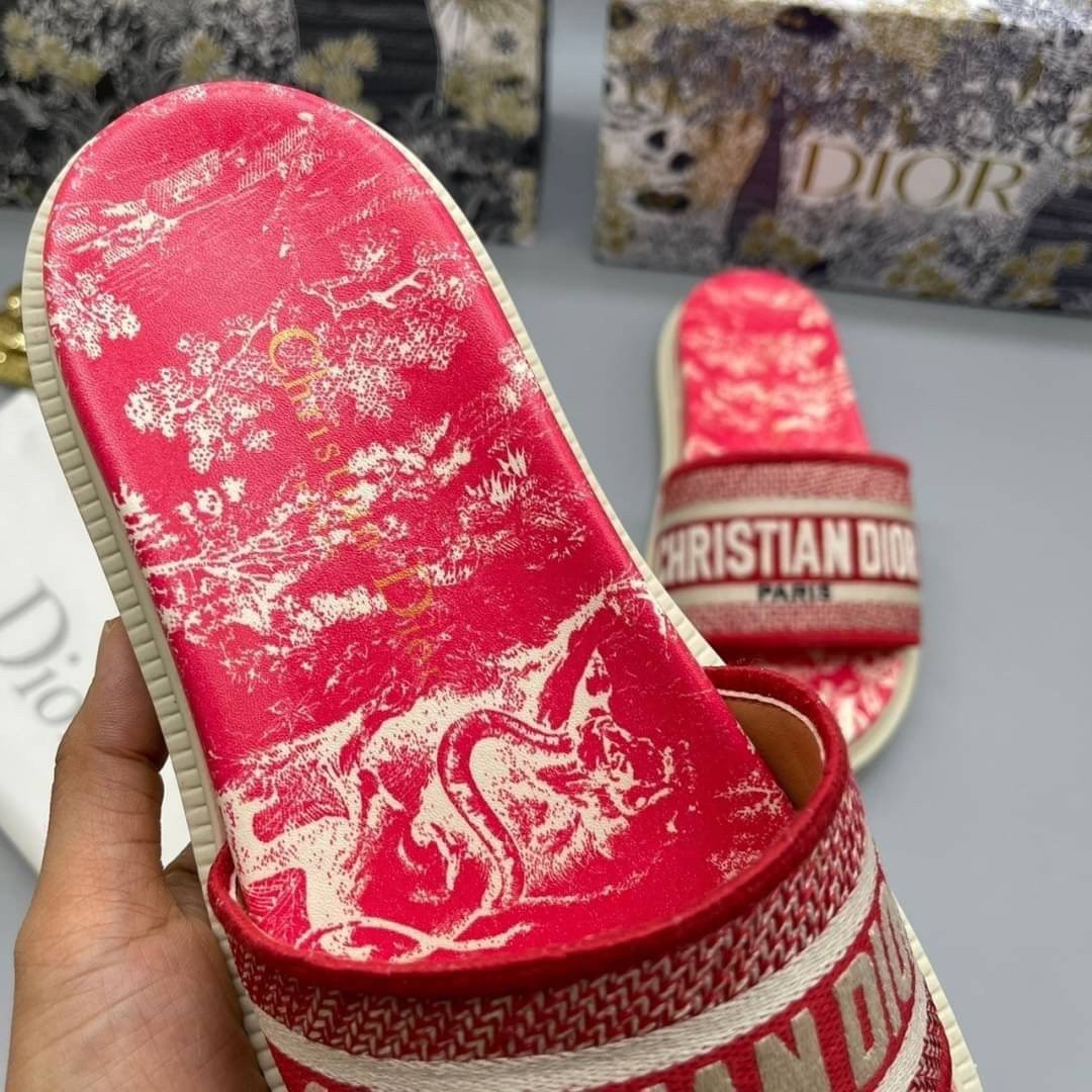 DIOR DWAY SLIDE Toile de Jouy Flowers Embroidered Cotton Dior Sandals รองเท้าแตะที่เป็นเอกลักษณ์ ที่สุดแห่งความหรูหราใช้งานได้ทุกวัน ตัดเย็บจากผ้าฝ้ายปักลาย ประดับด้วยรายละเอียดสวยงาม เสริมส้นยางหนาอย่างดีสวมใส่ง่าย น้ำหนักเบา งานเกรดออริจินอล 1:1 เหมือนท