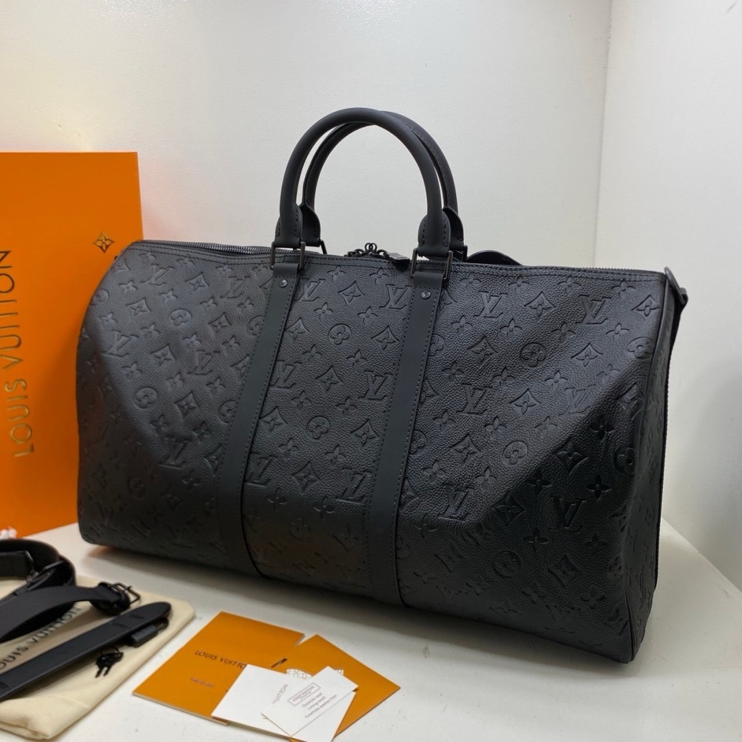 สลับแท้ LV Keepall Bandoulière 50 Bag กระเป๋าเดินทางหนังแท้ Monogram Shadow ปั้มลายนูน หรูหราและเทห์อย่างลงตัว เป็นรุ่นที่ขายดีตลอดกาล
