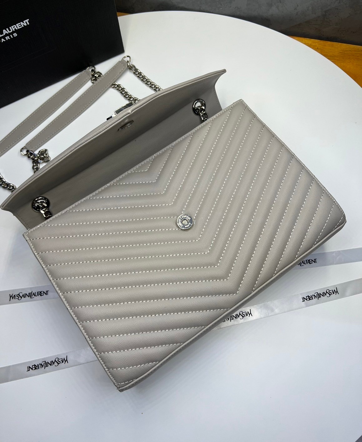 หนังแท้ YSL college large chain bag in quilted leather 30cm กระเป๋าสะพายใบใหญ่ ดีไซน์ทรงสวยหรู ตอบโจทย์ได้ทุกสไตล์ ภาพสินค้าถ่ายจากงานขายจริง ใช้งานต่างประเทศได้