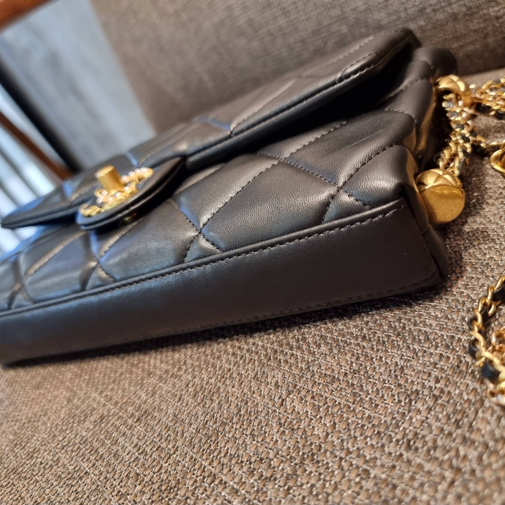 VIP 】สวยหรูพร้อมเสิร์ฟ!! กับไอเท็มสุดเลิฟจาก Chanel กระเป๋าสะพายที่สุดของความคุ้มค่า วัสดุหนังแกะนิ่มเต็มใบ เปิด-ปิดกระเป๋าด้วยตัวบิดล็อค ภายในกระเป๋าบุผ้าสวยหรู มีช่องโล่งกว้างจุของได้สบาย ใส่โทรศัพท์ กระเป๋าสตางค์ได้ มีช่องซิป 1 ช่อง ช่องย่อย 1 ช่อง ดีเ