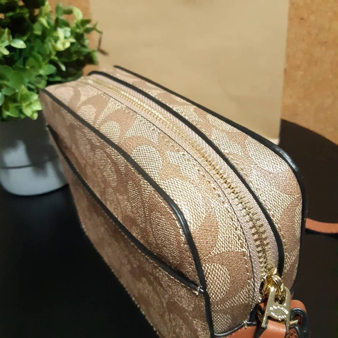 COACH 91677 MINI CAMERA BAG IN SIGNATURE CANVAS ขายดีที่สุด!! กระเป๋าสะพายข้างไซส์มินิ คลาสสิคอยู่ทรง อะไหล่ทองตัดดูหรู วัสดุหนังแคนวาสเคลือบลาย เปิด-ปิดด้วยซิป สายสะพายปรับได้ตามตัว ใบนี้แมทช์ได้ทุกลุค ใช้เป็น everyday bag ได้สบายๆเลยจ้า